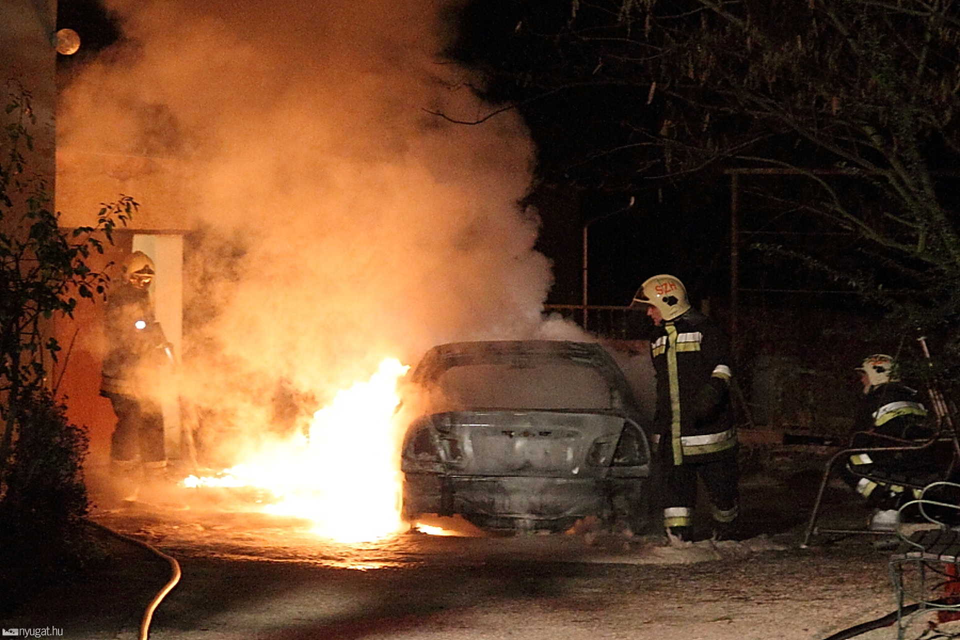 Kigyulladt egy autó Jákon 2011.12.20.