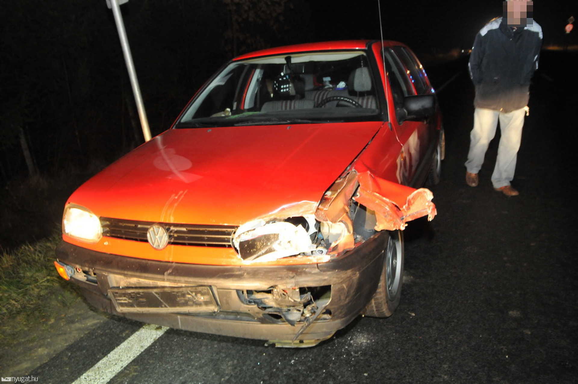 A Golfnak csak a bal eleje sérült, a Suzuki az árokba csapódott