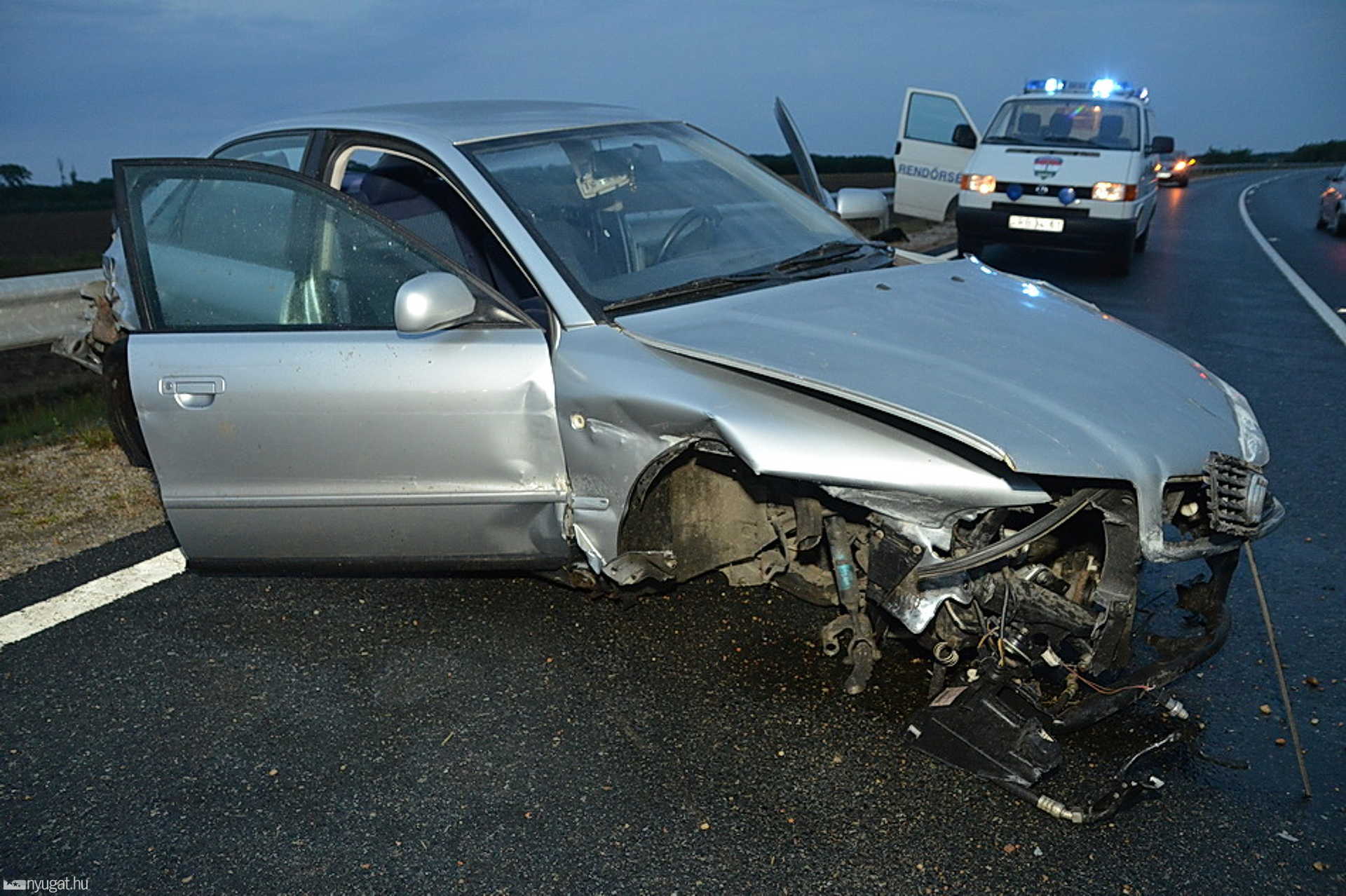 Totálkárosra tört az Audi a 89-es főúton