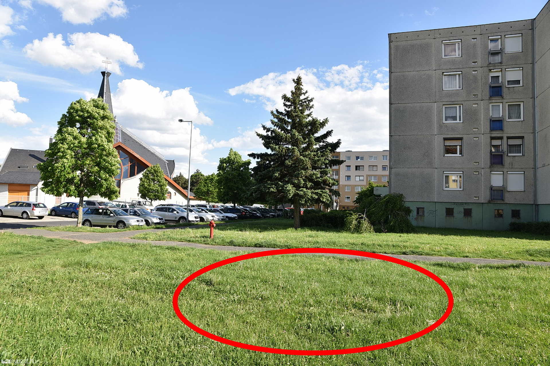 Pórázon sétáltatott kutyára támadt egy lépcsőházból kiszökő eb