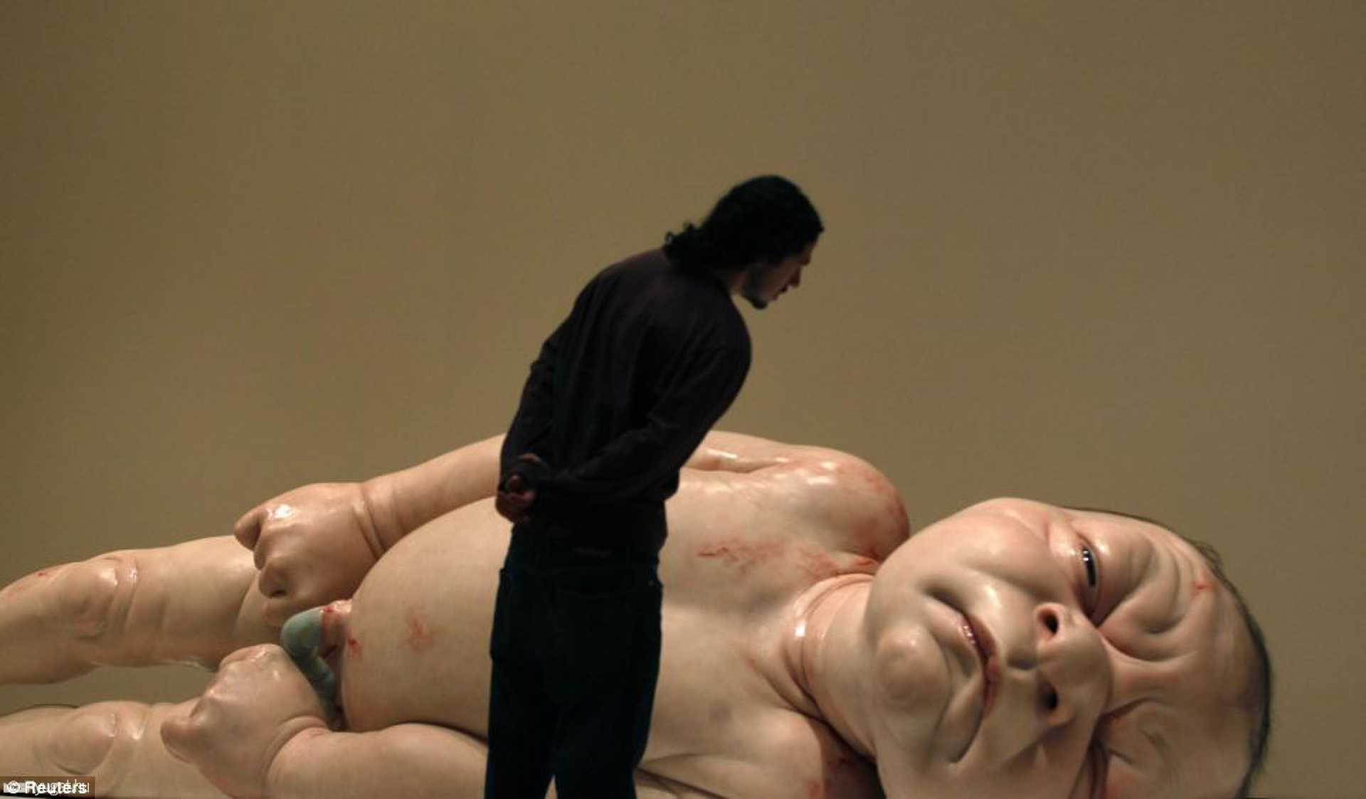 Ron Mueck hiperrealista szobrai