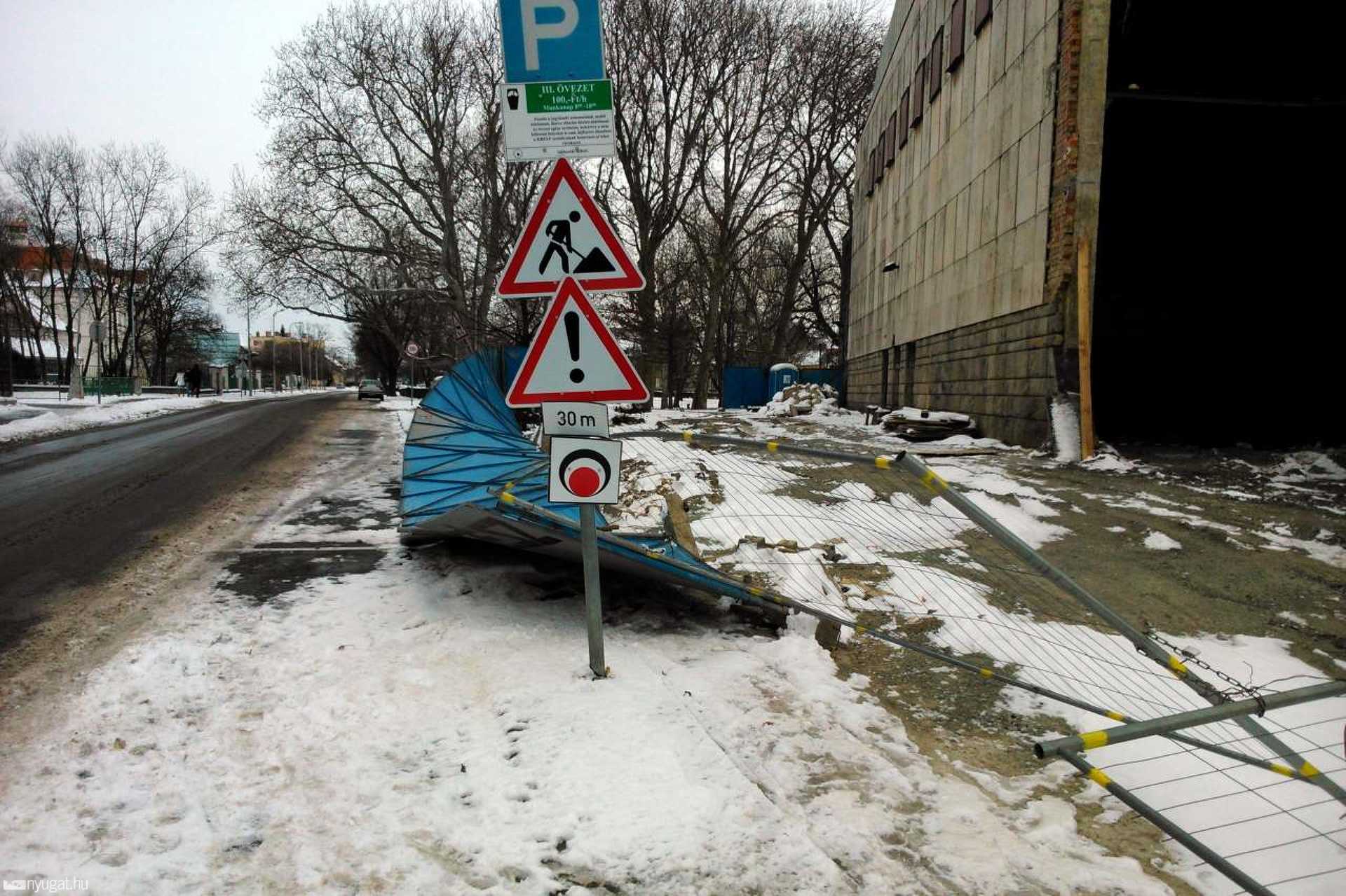 Az AGORA Művelődési és Sportház kerítése