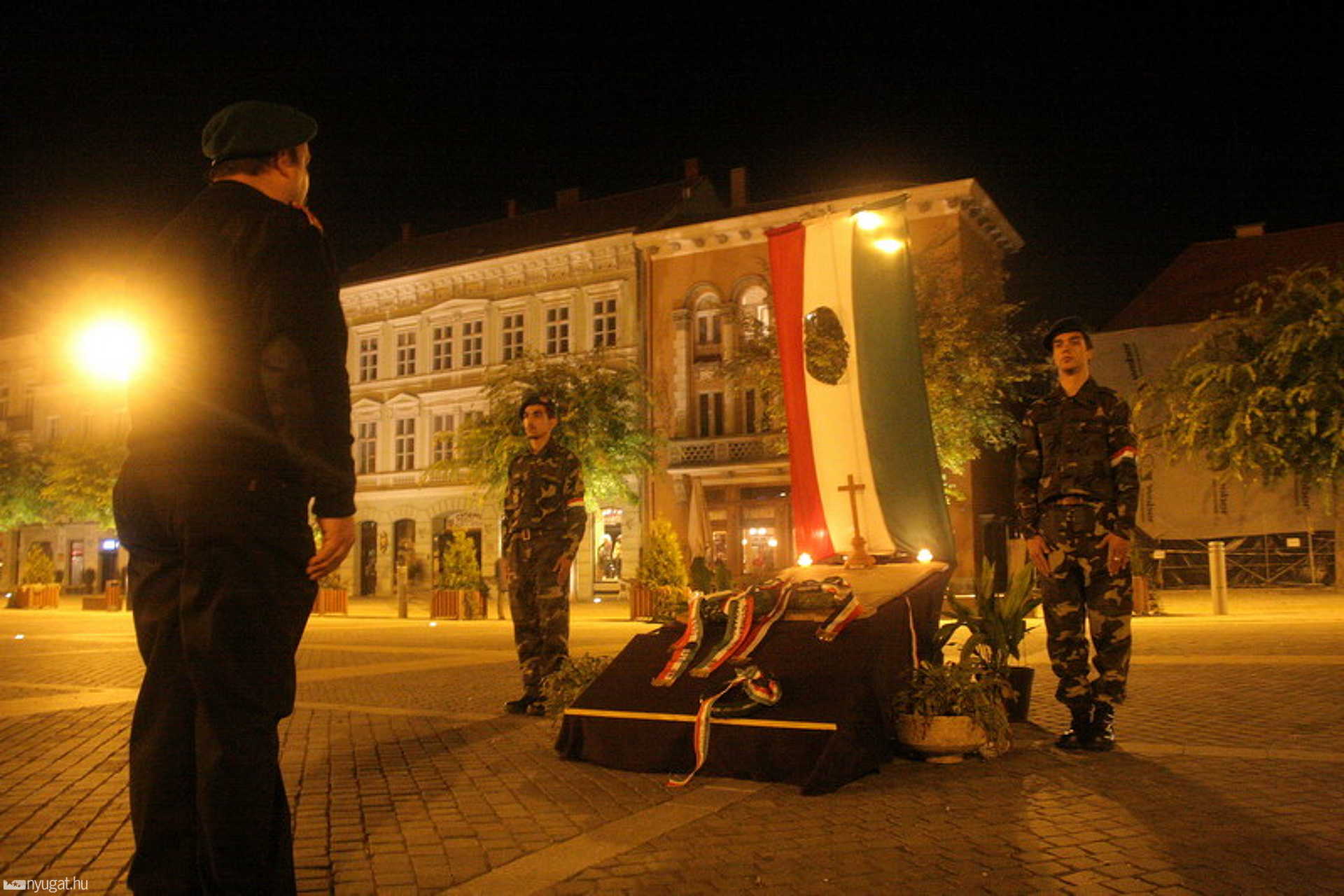 Koszorúzás a Fő téren