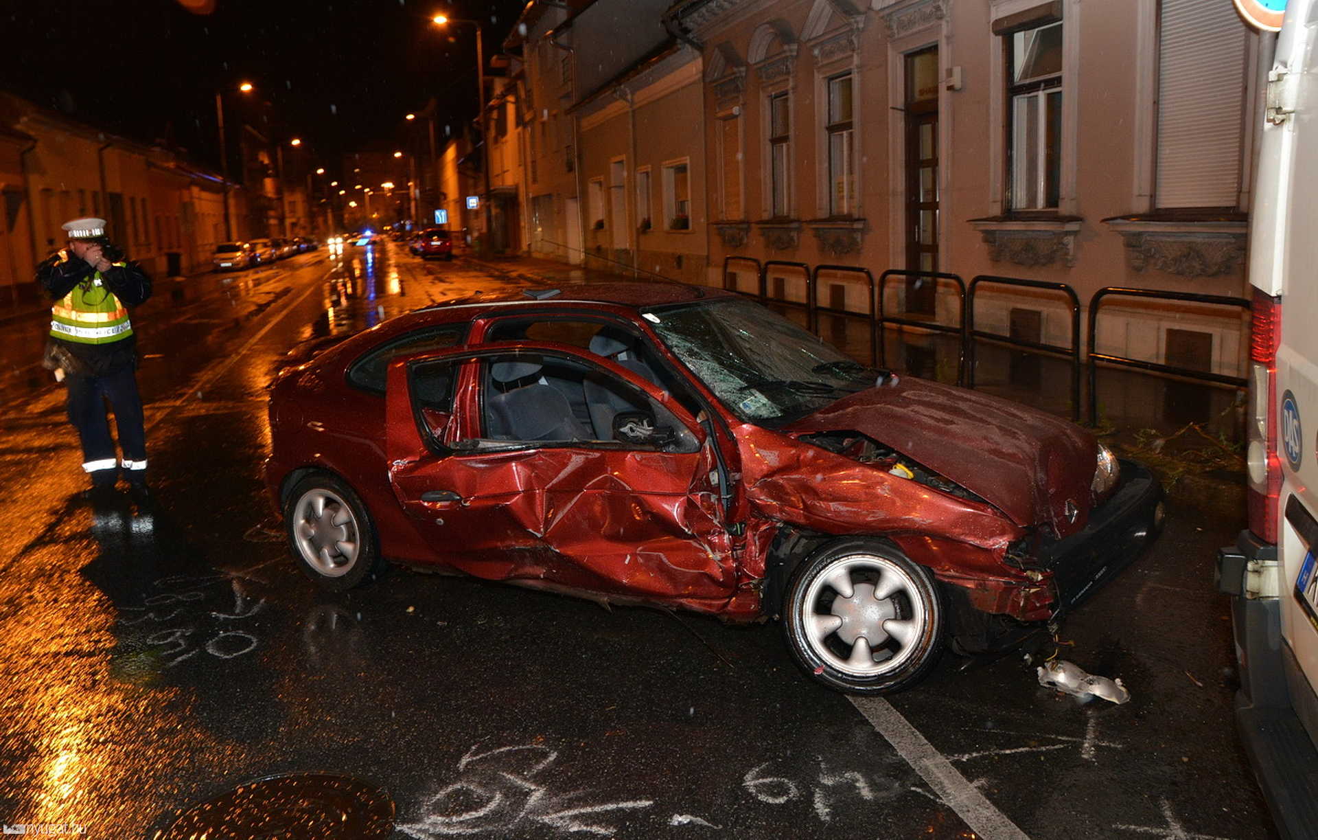 Fiatnak ütközött megcsúszó Renault Szombathelyen