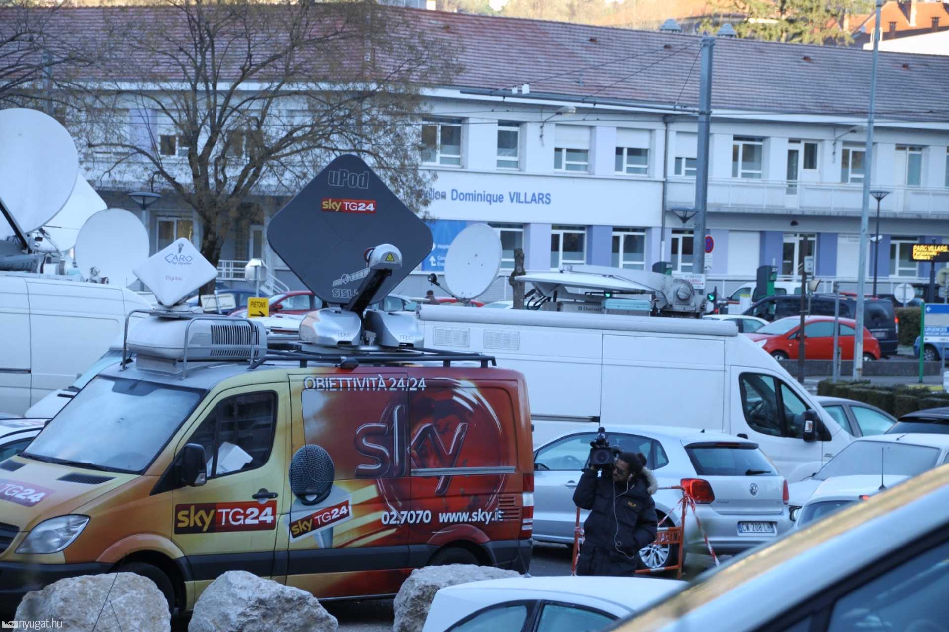Médiastábok a kórháznál