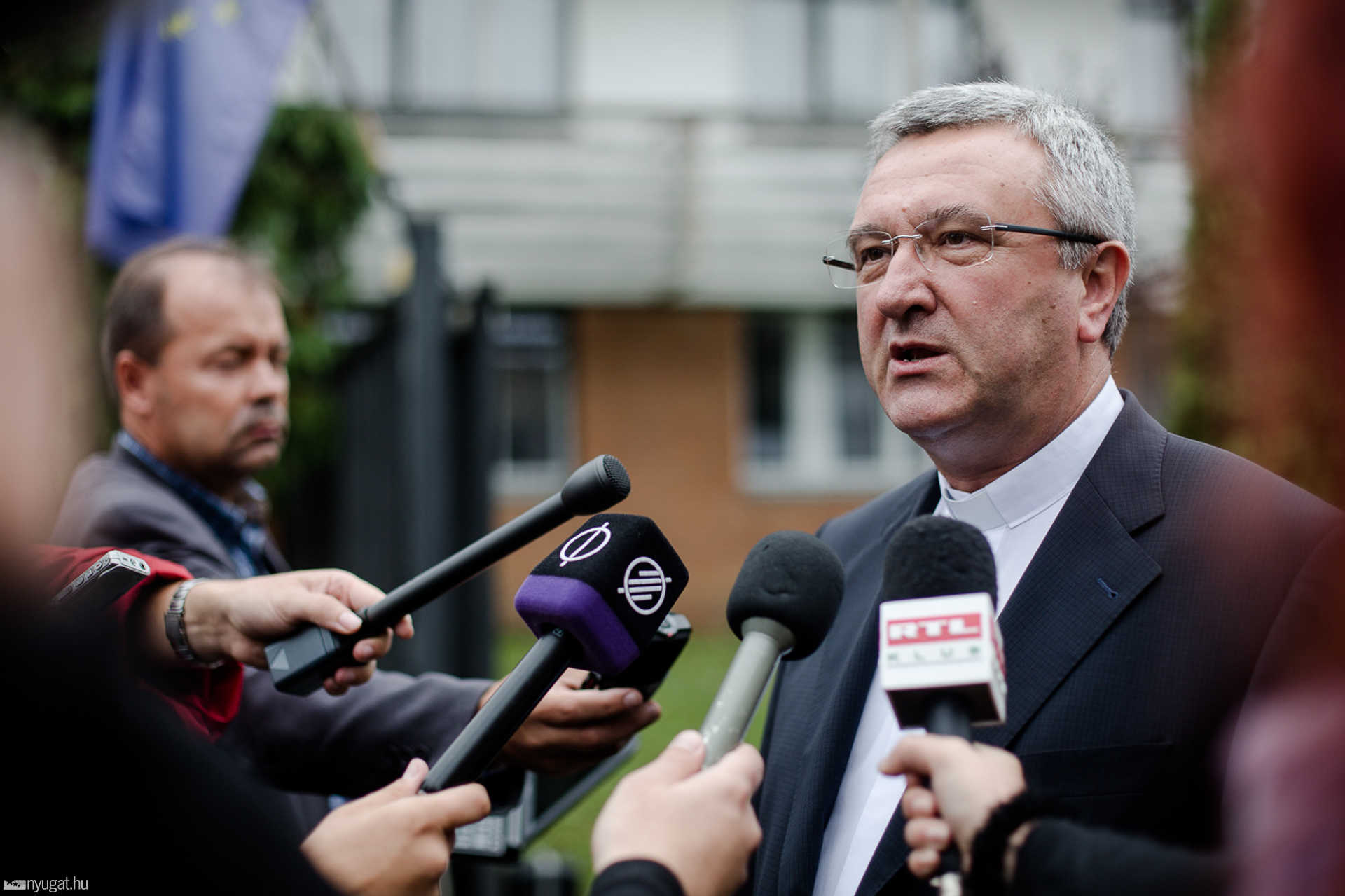 Veres András szombathelyi megyéspüspök a körmendi gyűjtőtábor helyszínén