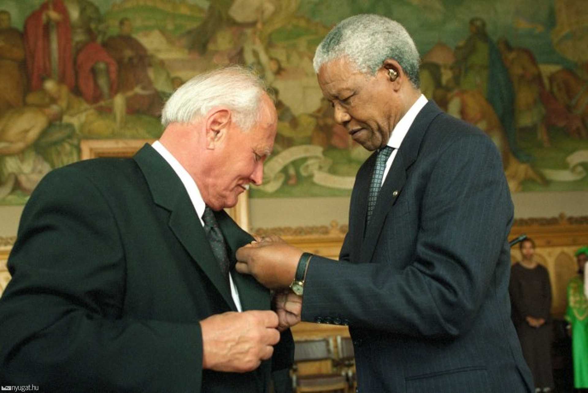 . Nelson Rolihlahla Mandela dél-afrikai államfő a Dél-Afrikai Köztársaság Nagykeresztje kitüntetést adományozta Göncz Árpádnak