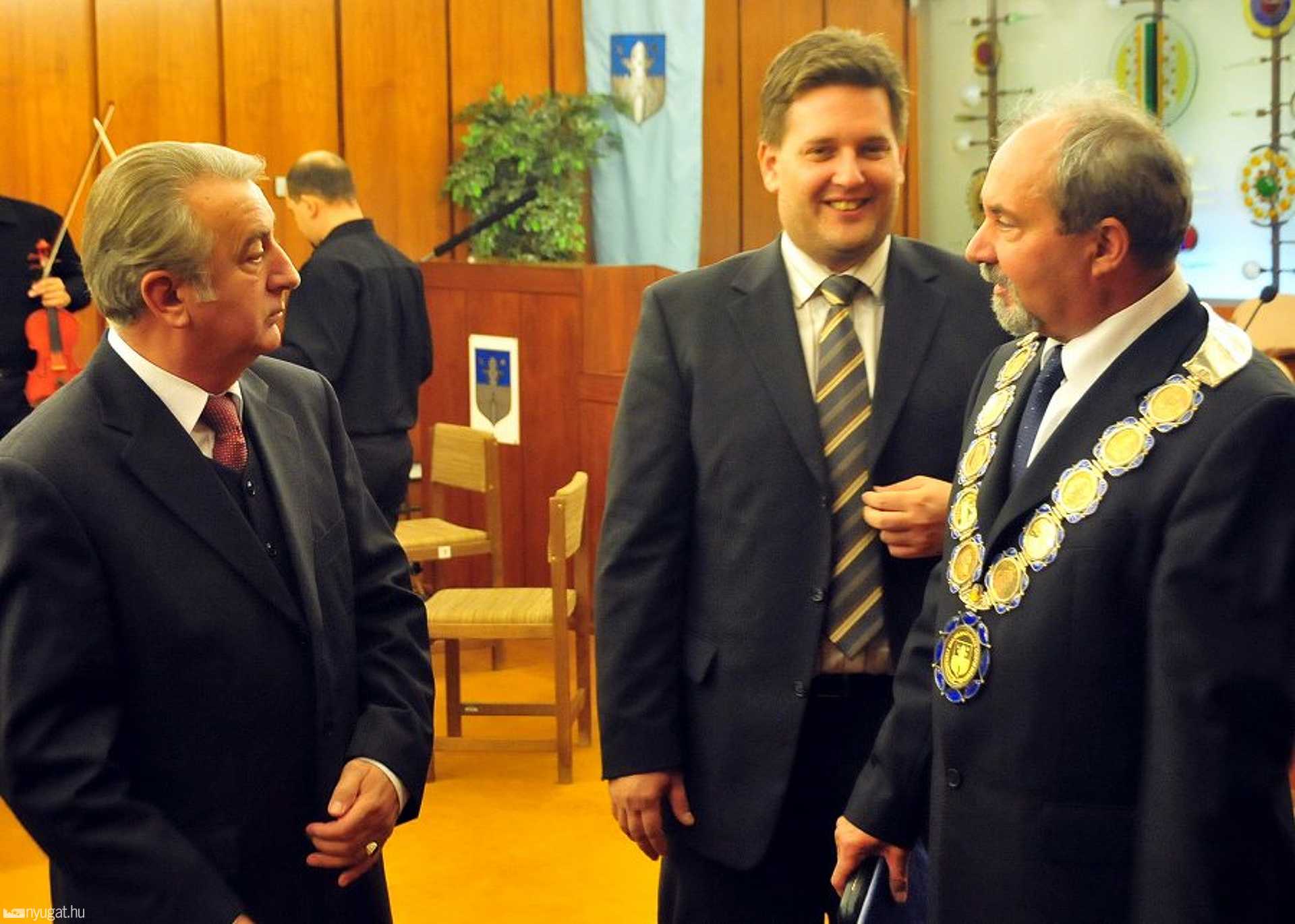 A háttérben ment a szurkálódás, az ünnepek sem jelentenek kivételt