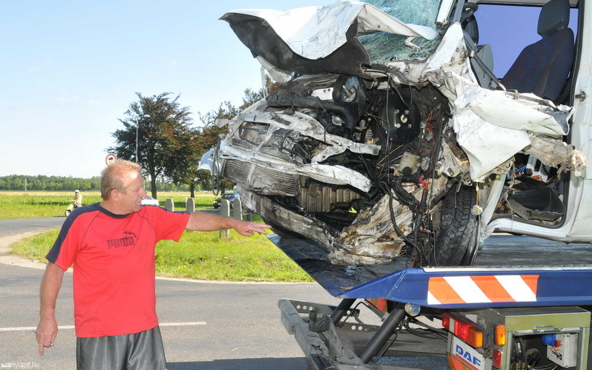 A vétlen sérült édesapja nézi a vétkes jármű elejét