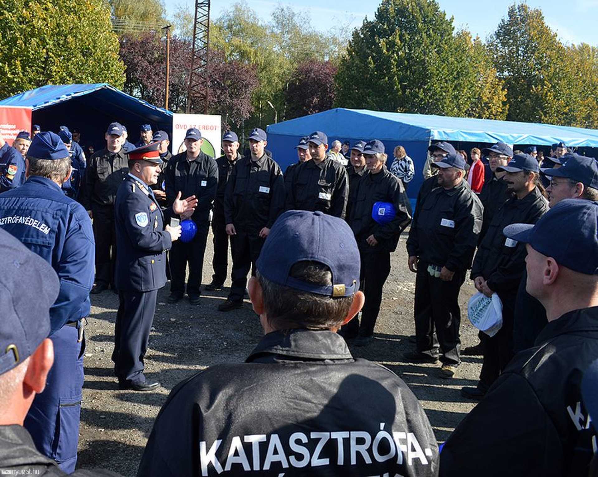 A Hegyhát Mentőcsoport eskütételéről és rendszerbe állító gyakorlatáról.