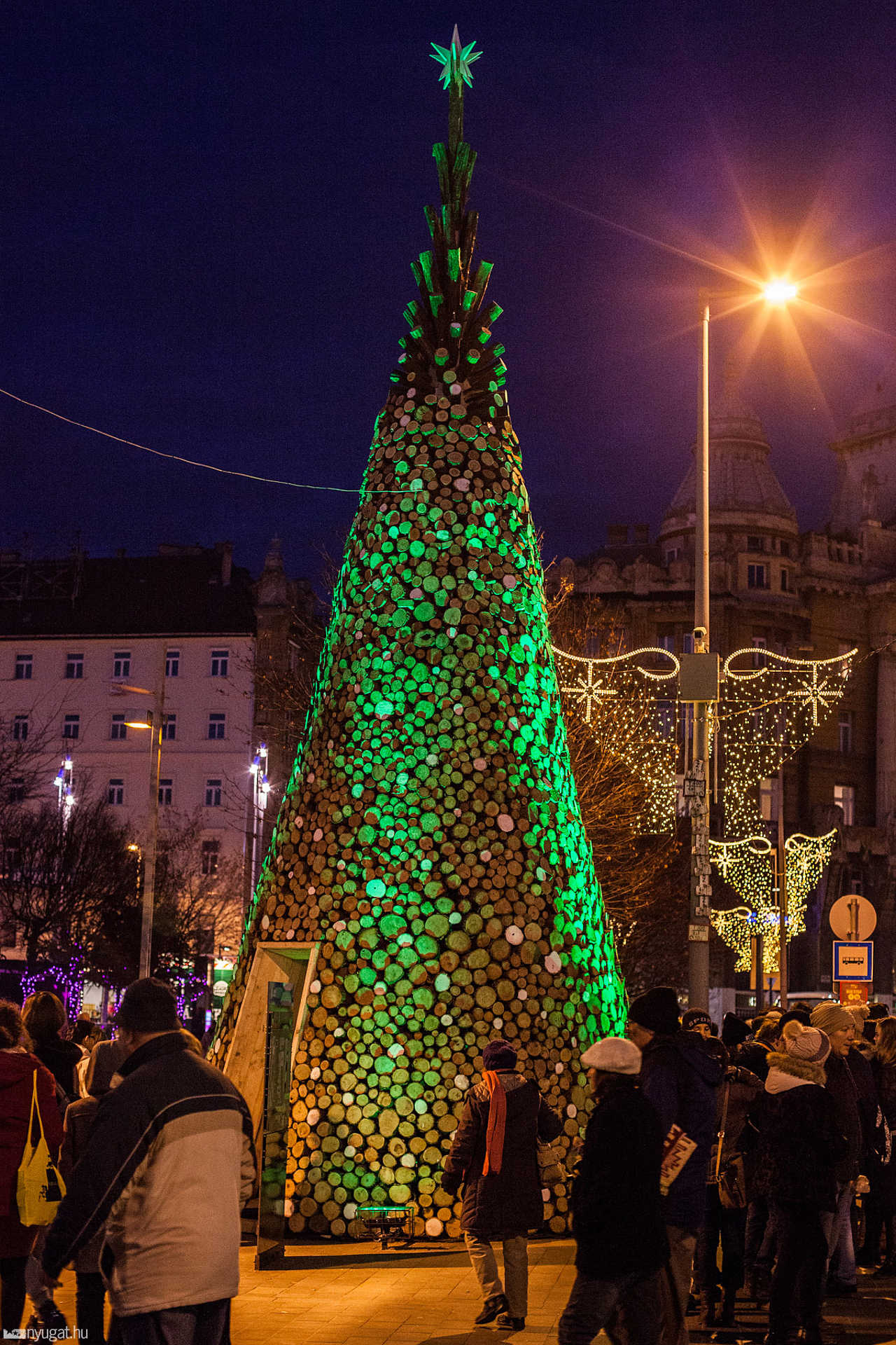 A Hello Wood karácsonyfája a budapesti Erzsébet téren, a Design Terminál előtt