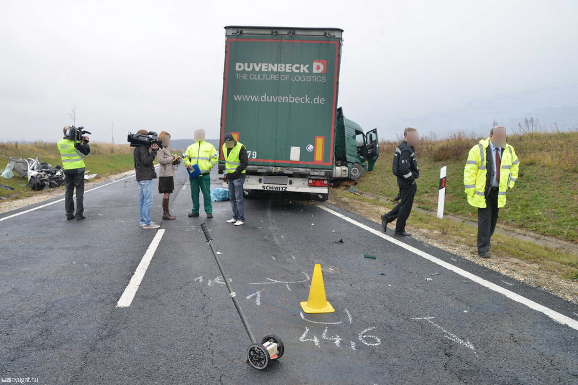 Halálos baleset a 89-es főúton - kamion alá rohant a Skoda