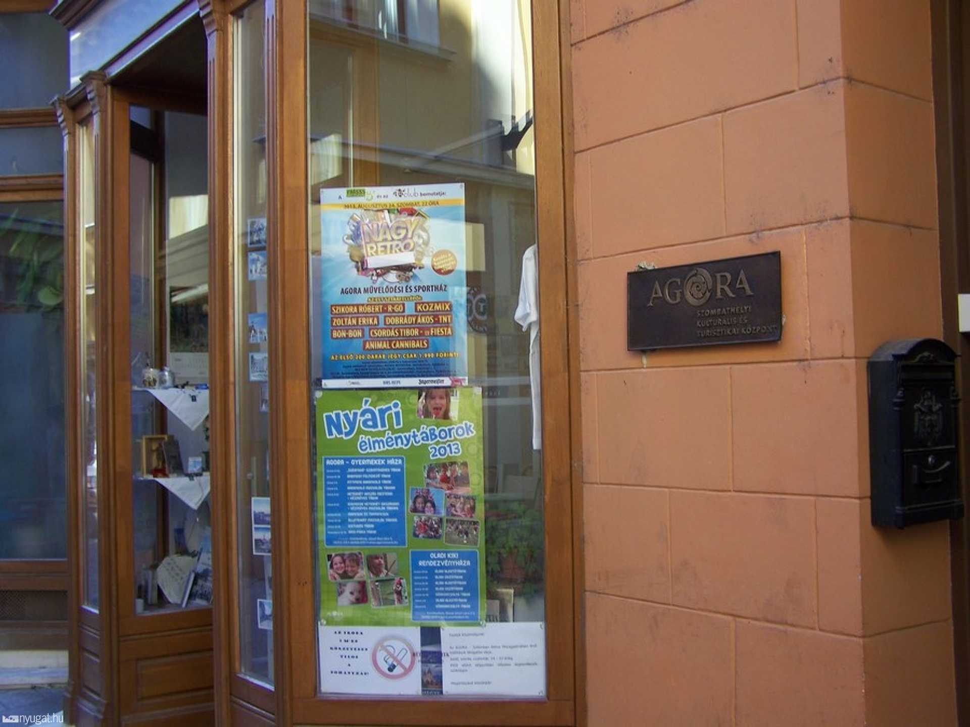 Az AGORA kulturális központnál egyetlen karneváli plakát sincs