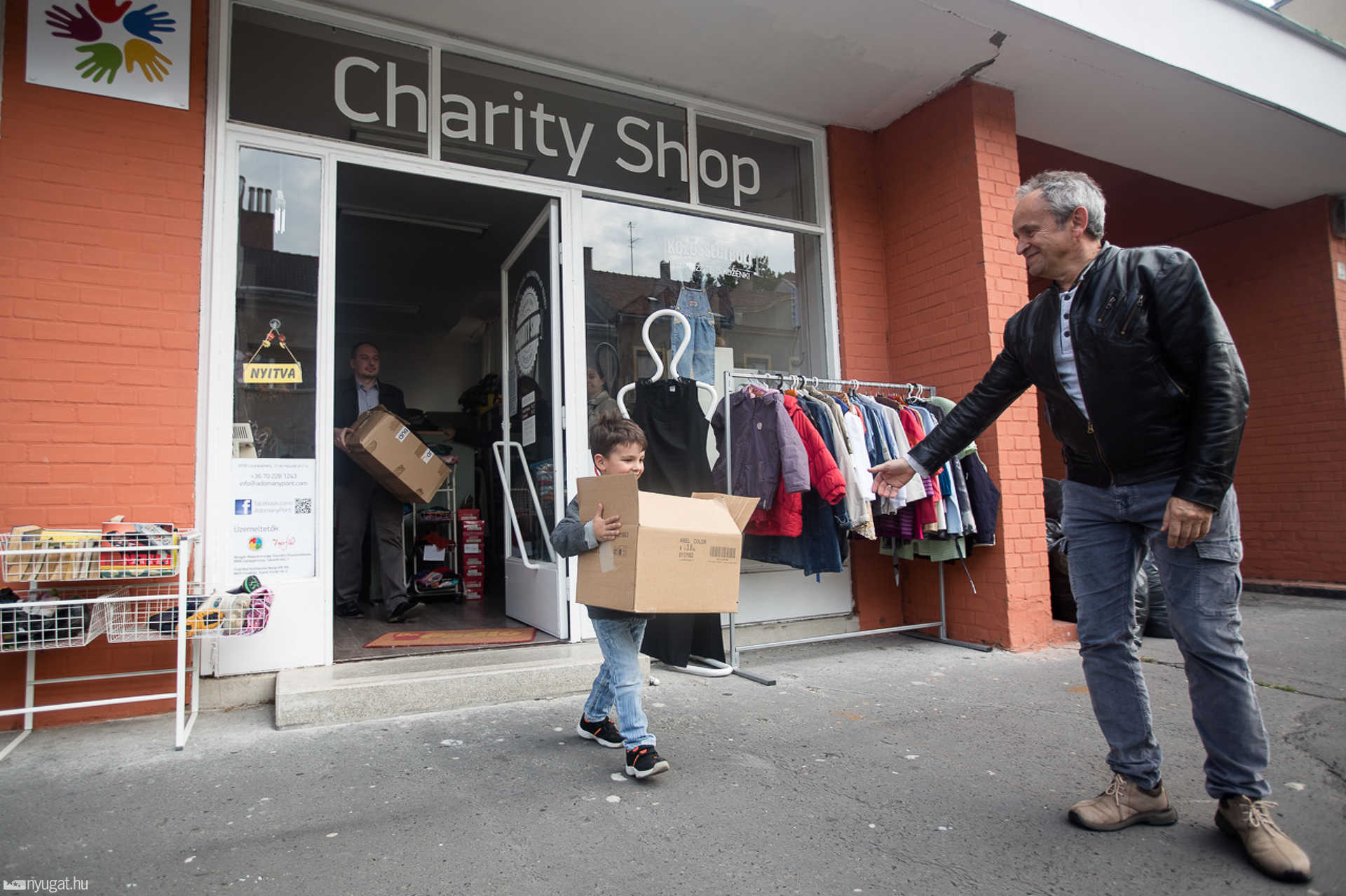 Átadták az adományokat a Charity Shopban