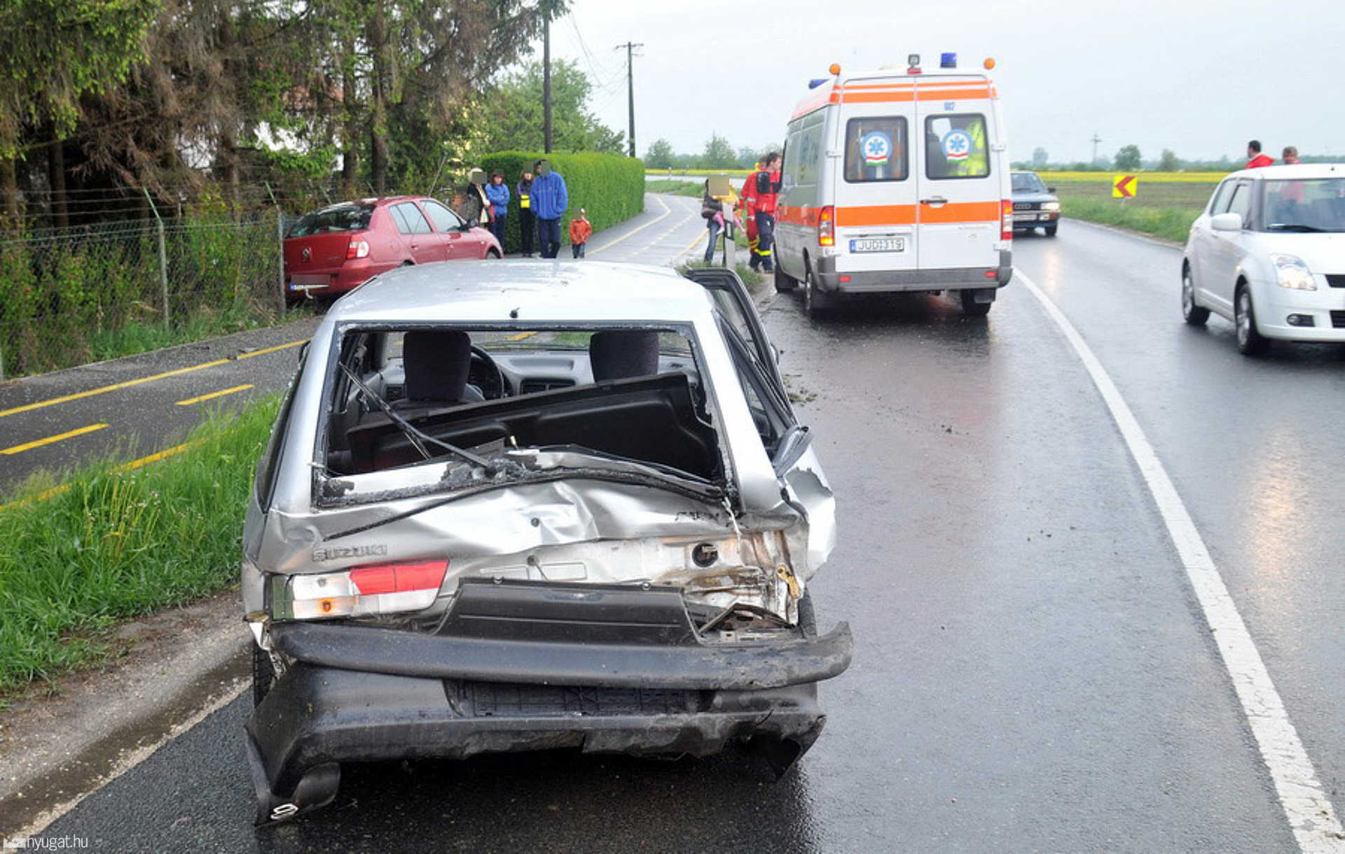 Parkoló autónak ütközött a Renault Táplánszentkereszten