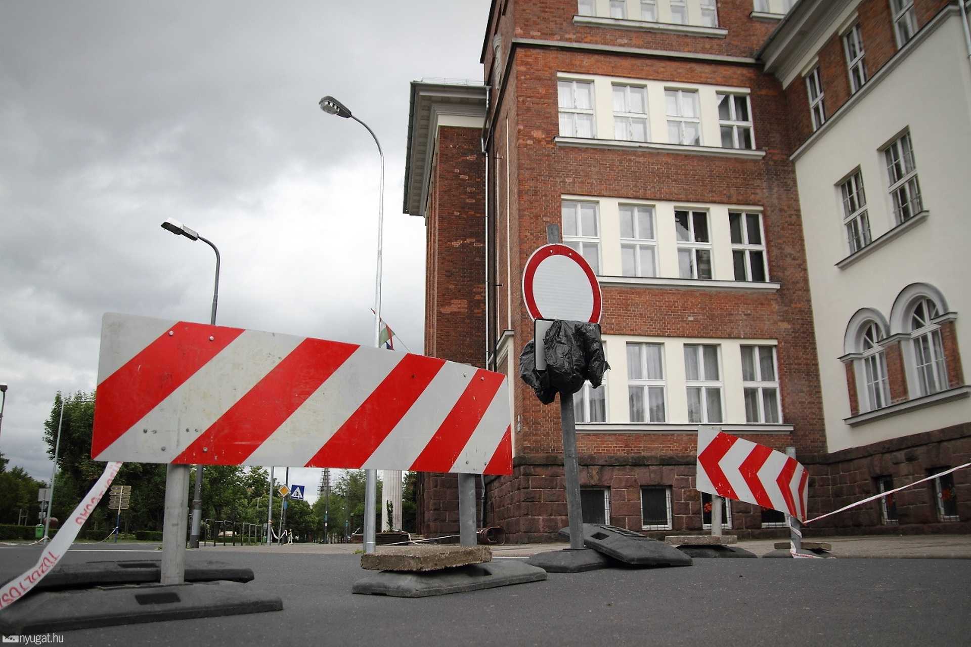 Le van zárva az egyetem környéke