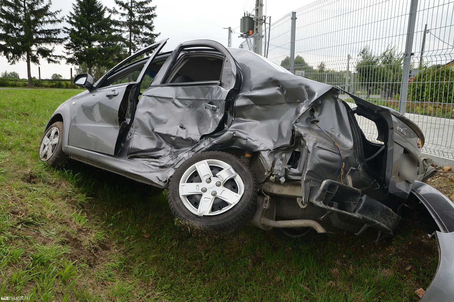 Chevrolet és Mitsubishi karambolja Győrvárnál, a 74-es főúton
