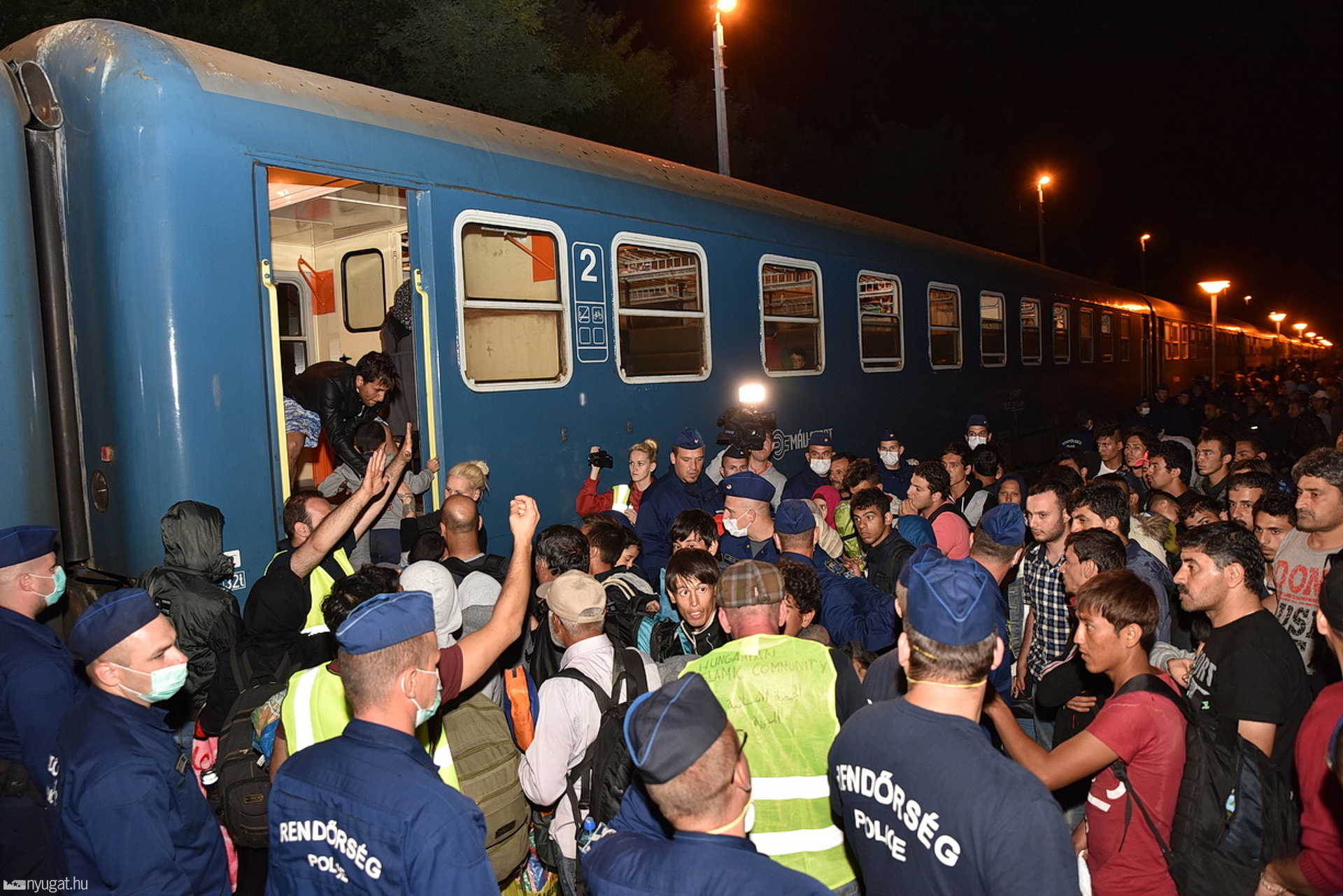 A teljes határzár előtt Röszkére érkezett menekültek vonatra szállítása