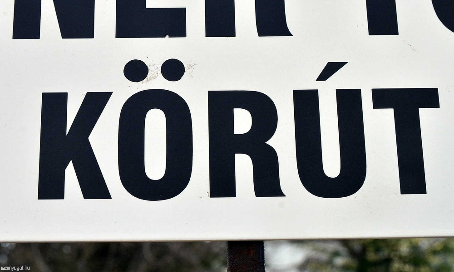 Kör alakú pontot ragasztottak, máshol négyzet alakú