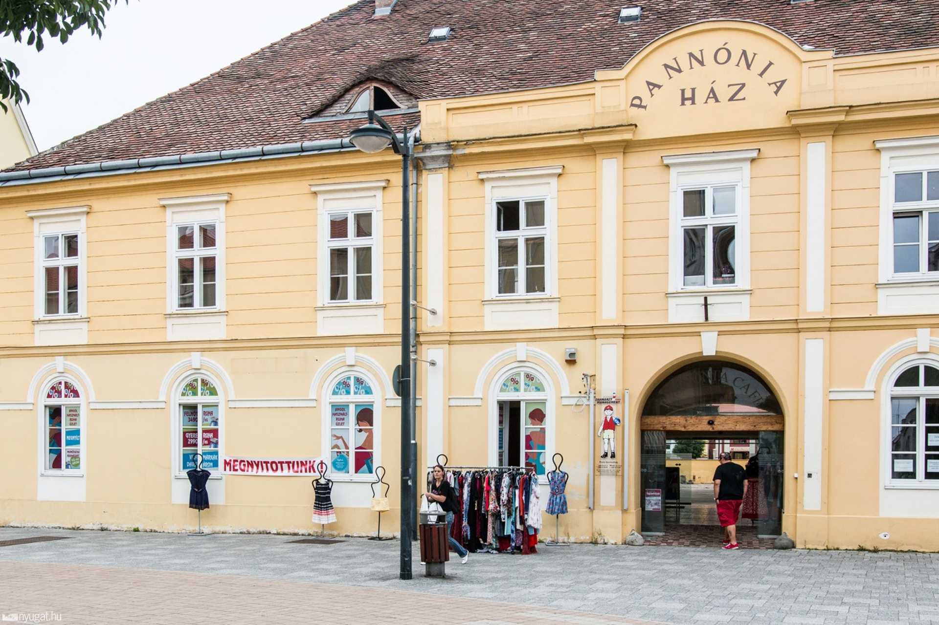 Használtruha üzlet a Pannónia Házban