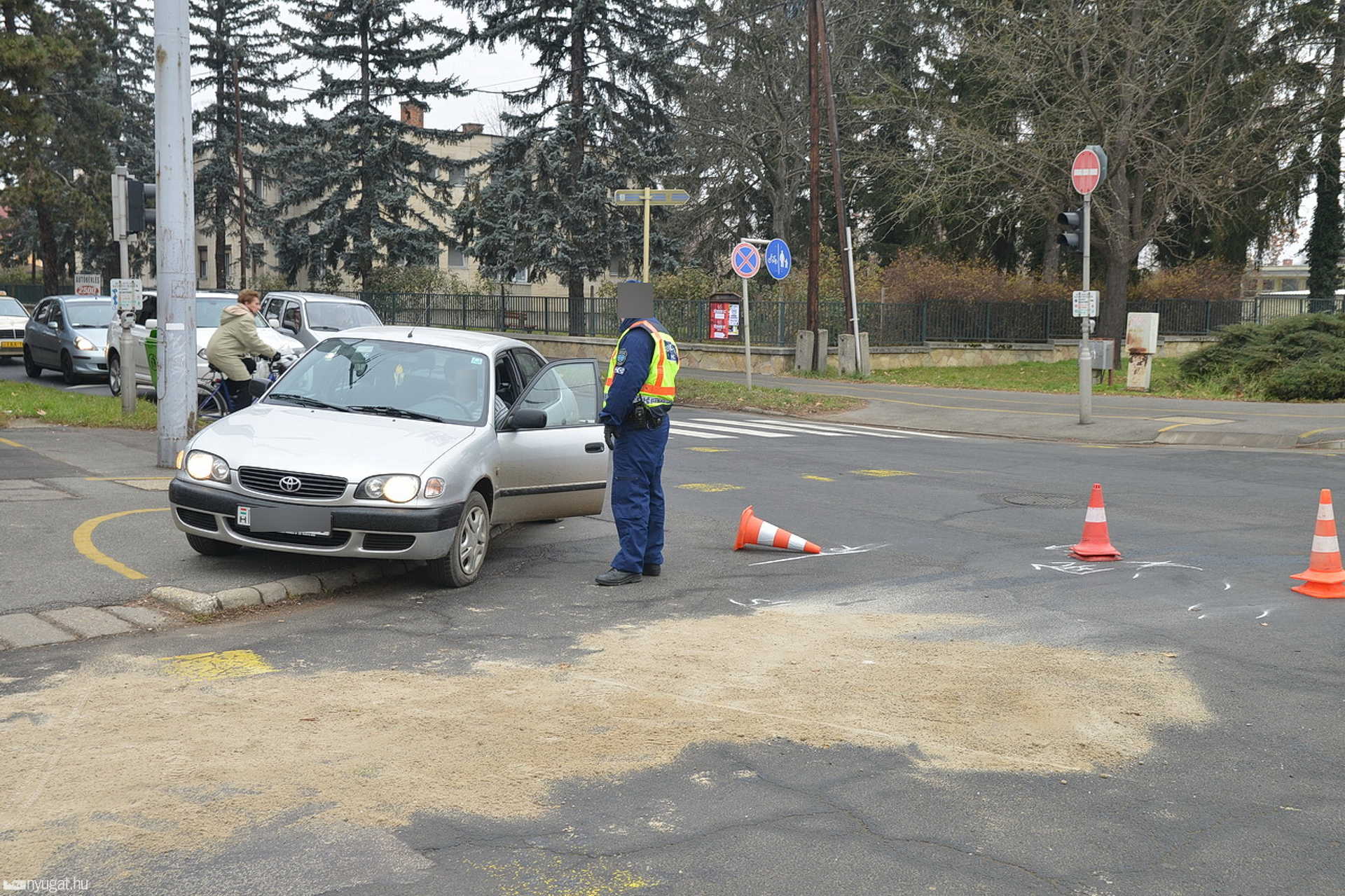A férfi sofőr nem a rendőr miatt állt a járdára - ott akarta kikerülni a bójákat