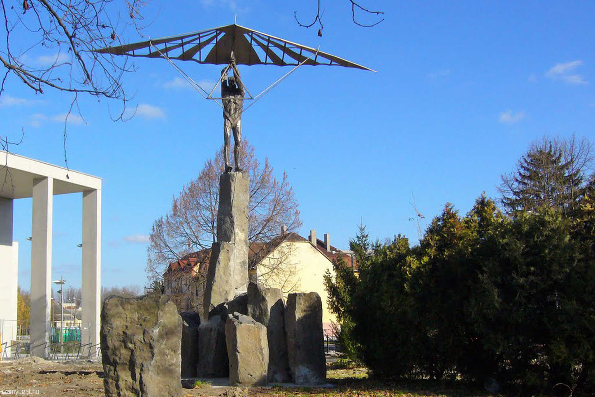 Ikarosz szobor Győrben