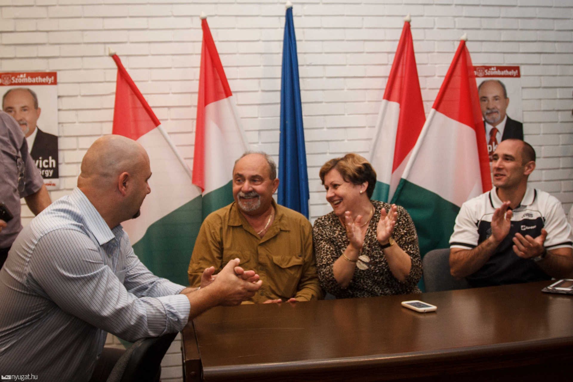 Eredményvárás az MSZP irodában