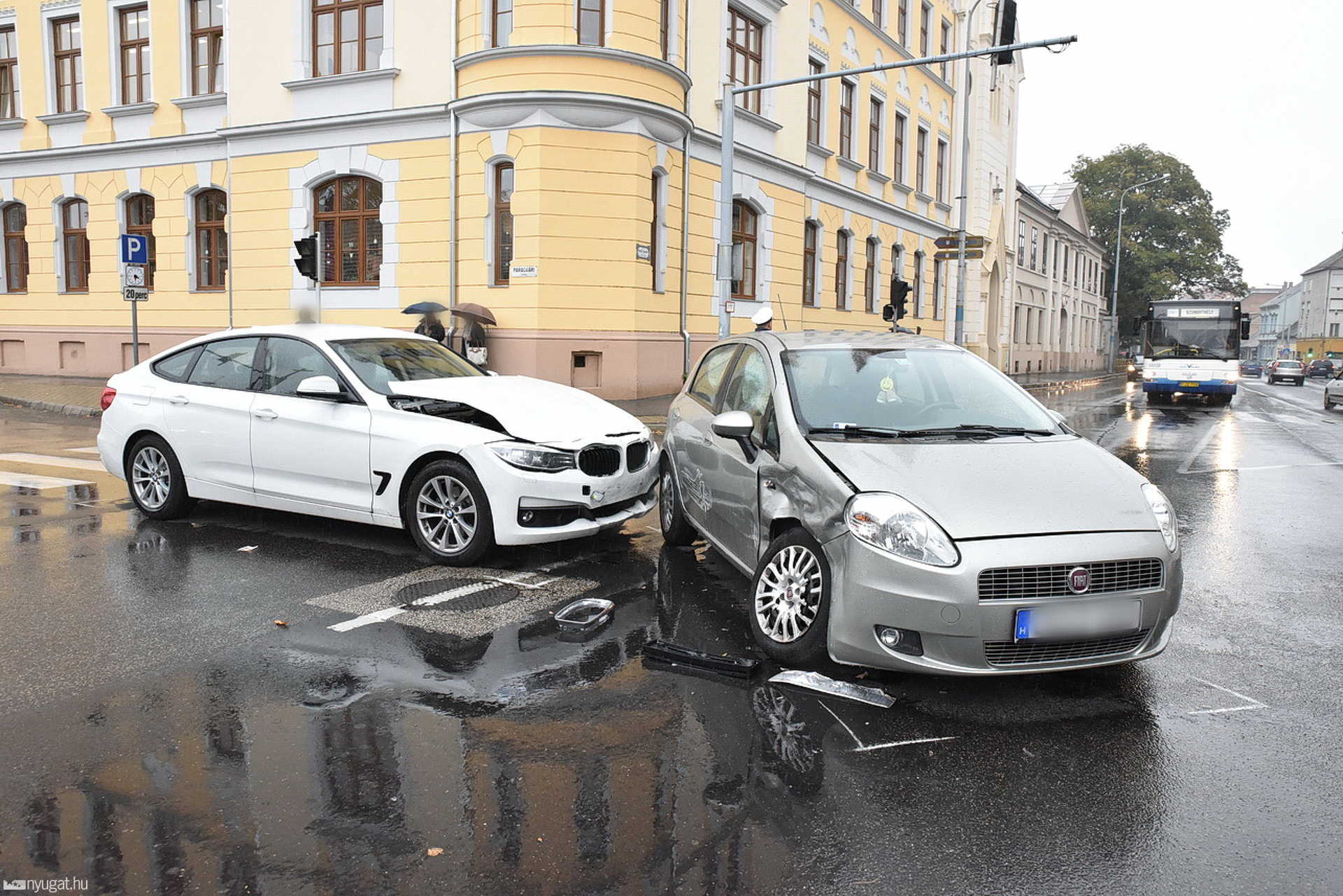 A kiegészítő lámpa zavarhatta meg a sofőrt - Fiat és BMW ütközött