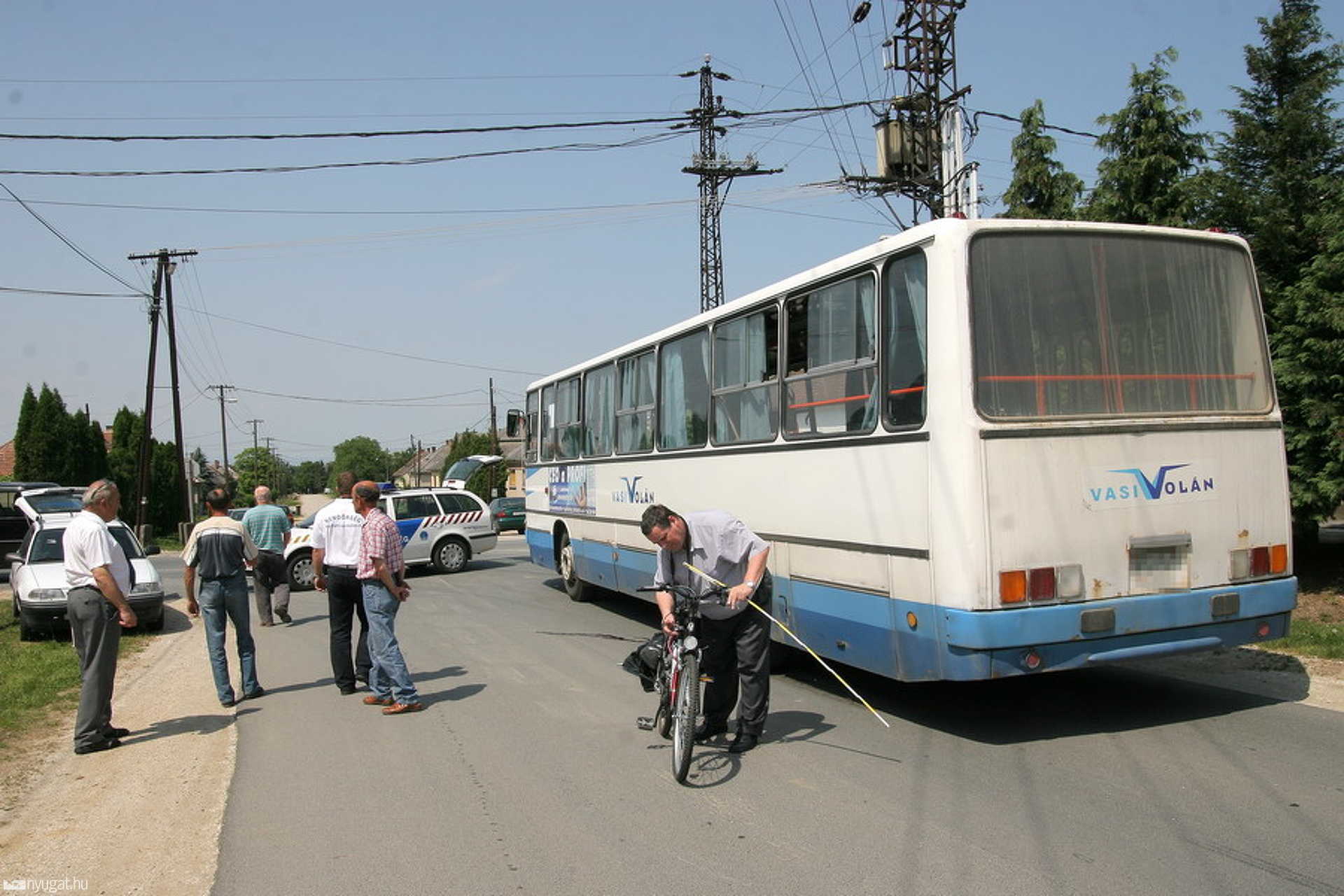 Azonnal meghalt a busz alá eső kerékpáros