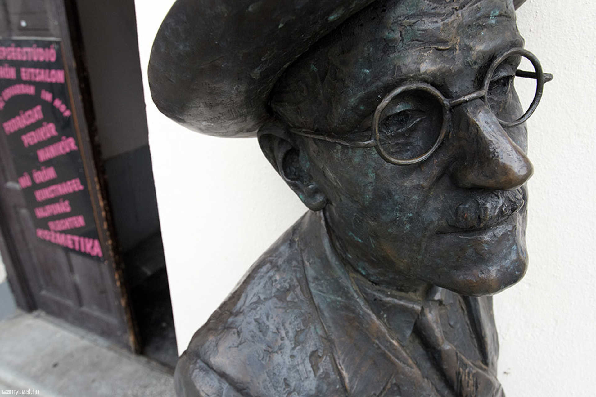James Joyce is elfordul, hogy ne lássa, főleg ne érezze...