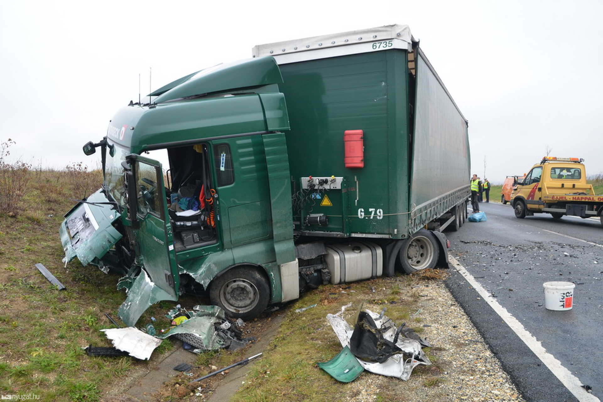 Halálos baleset a 89-es főúton - kamion alá rohant a Skoda