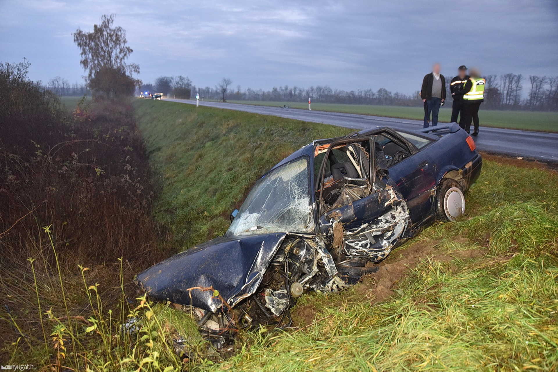 Meghalt az Audi sofőrje a hajnali balesetben, négyen megsérültek Nemeskeresztúrnál