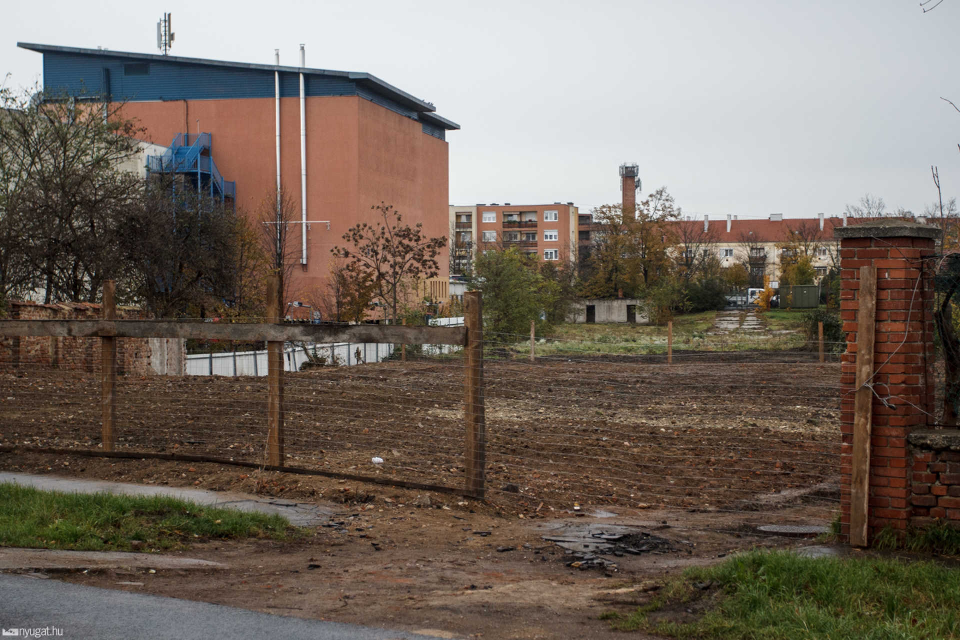 Romos épületeket dózeroltak le a Jáki úton