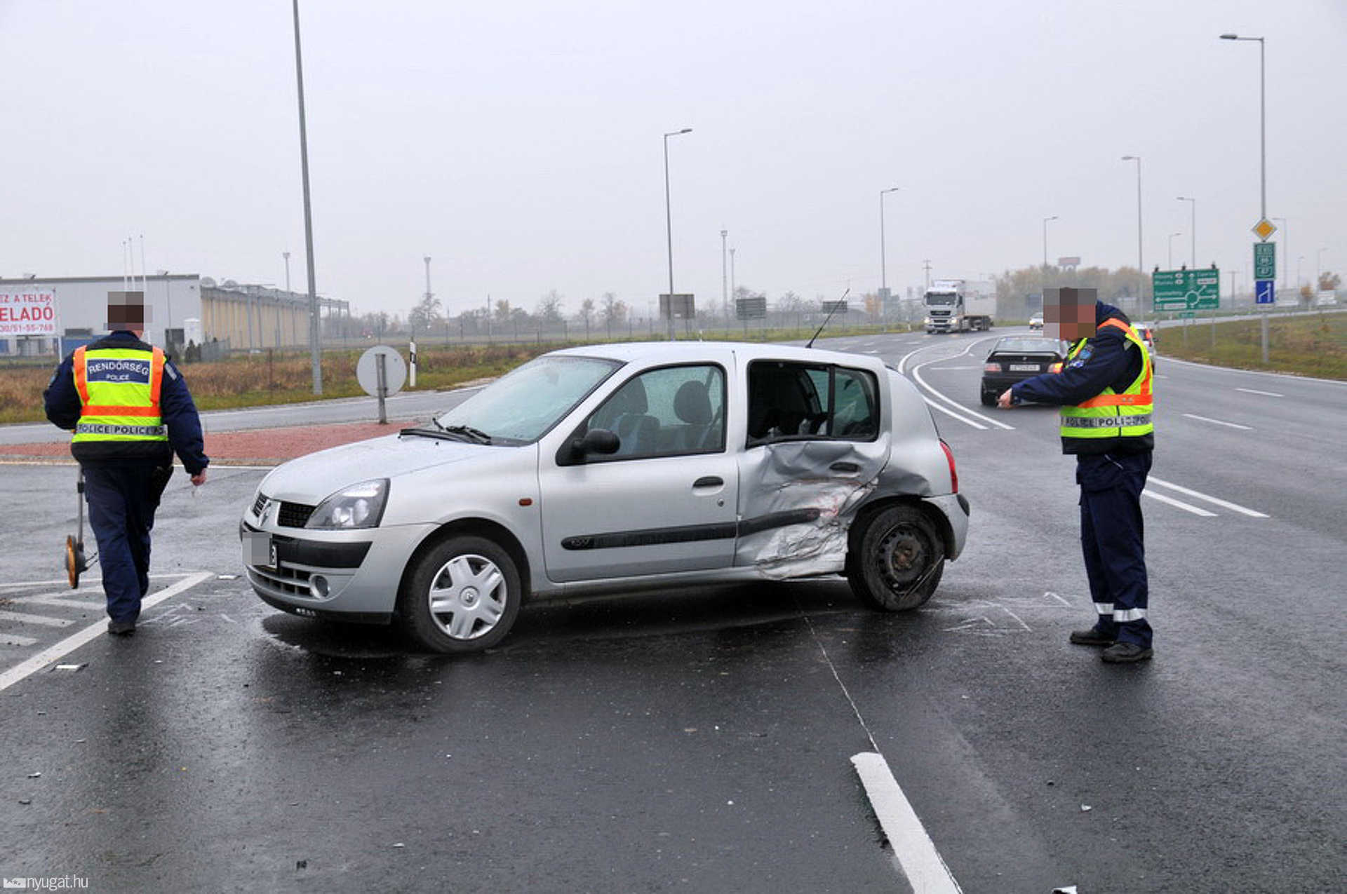 Golf elé hajtott a Clio a 86-os - Csaba út kereszteződésében, Szombathelyen