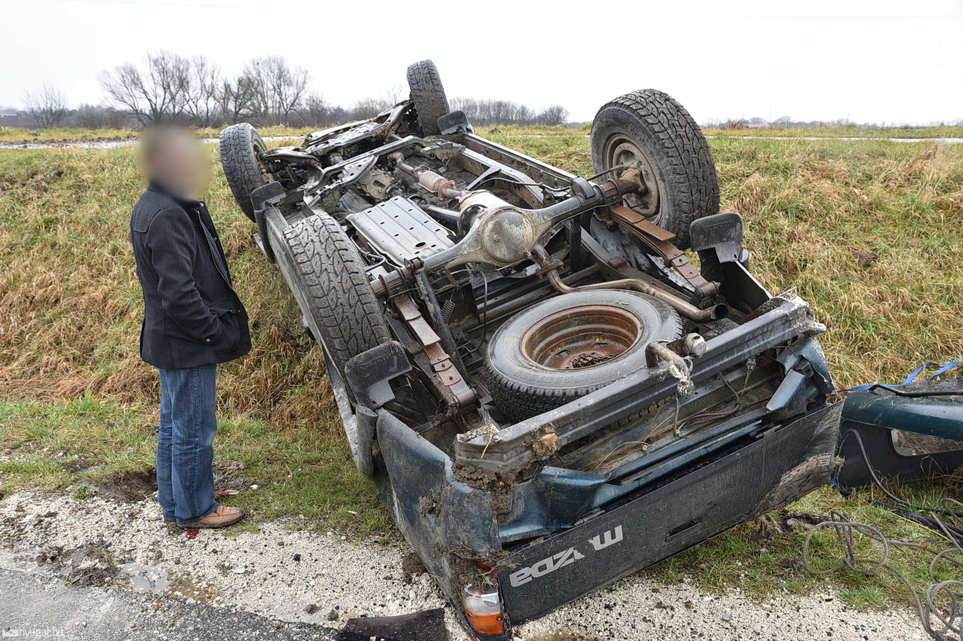 Felborult az árokfalnak ütköző pick-up Salköveskút közelében