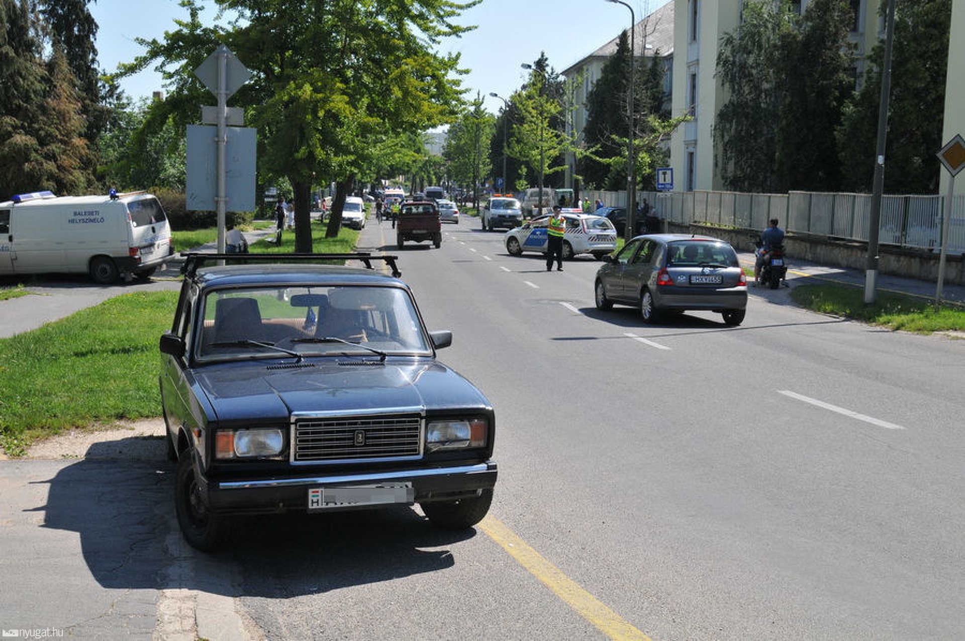 A sértetlen Lada sofőrje is megállt, maikor észlelte, mi történt
