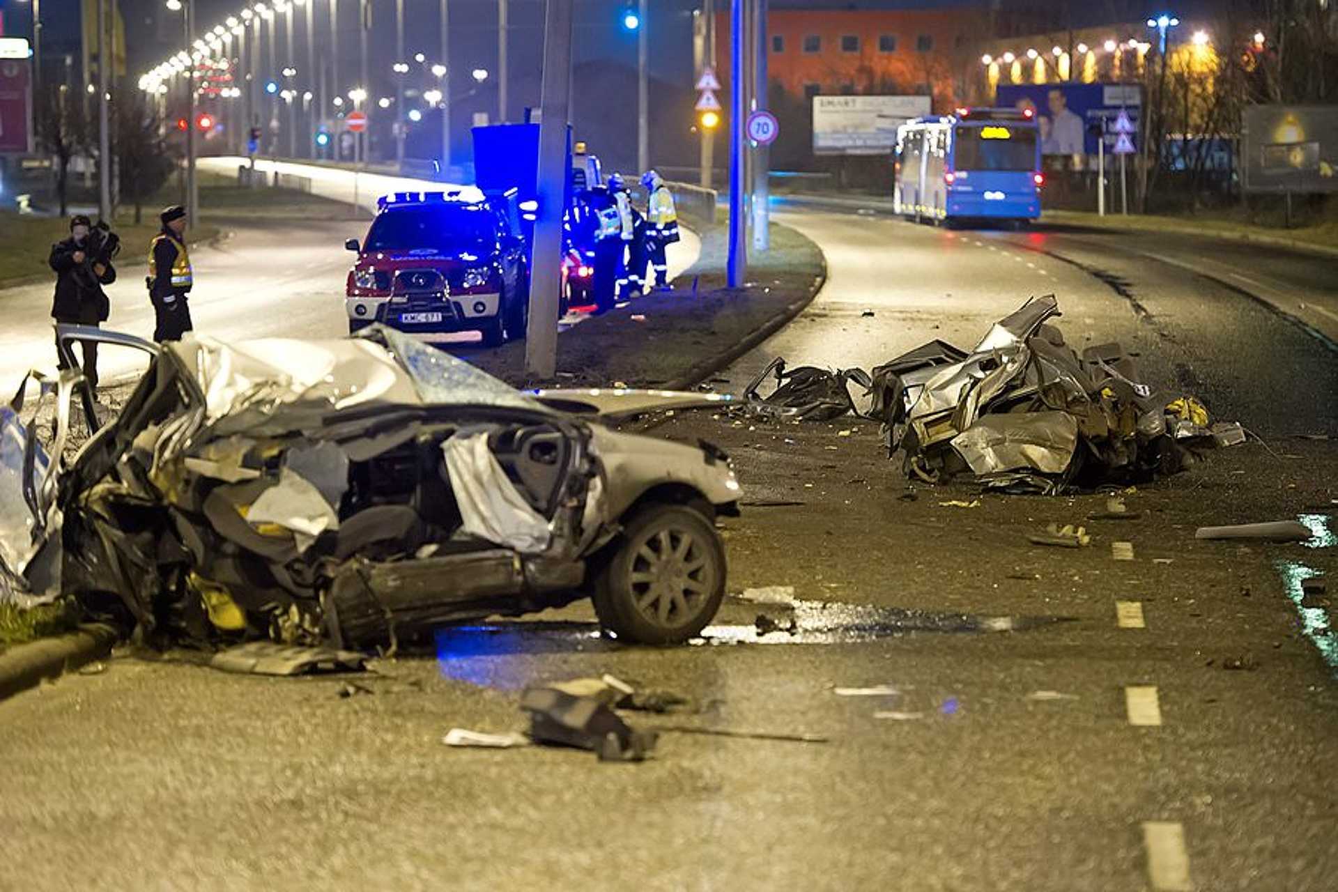 Kettészakadt egy autó Budapesten