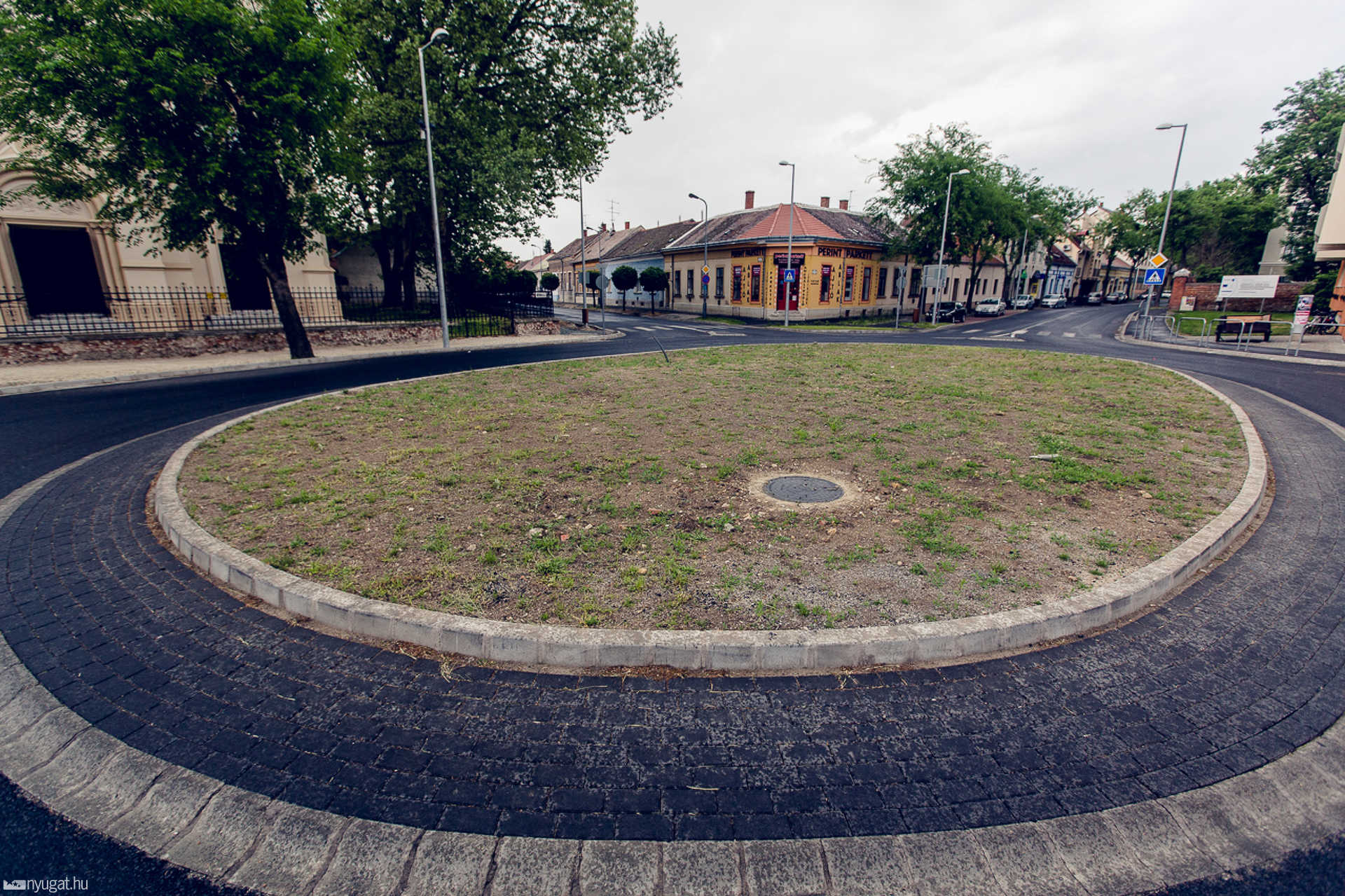 Lekaszálták az Óperint utcai körforgalom gyomnövényeit