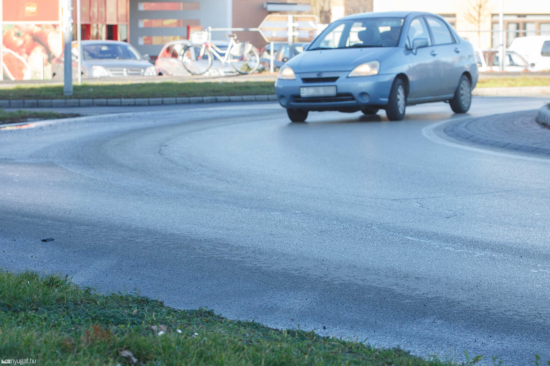 Csúszós körforgalom a pláza mellett
