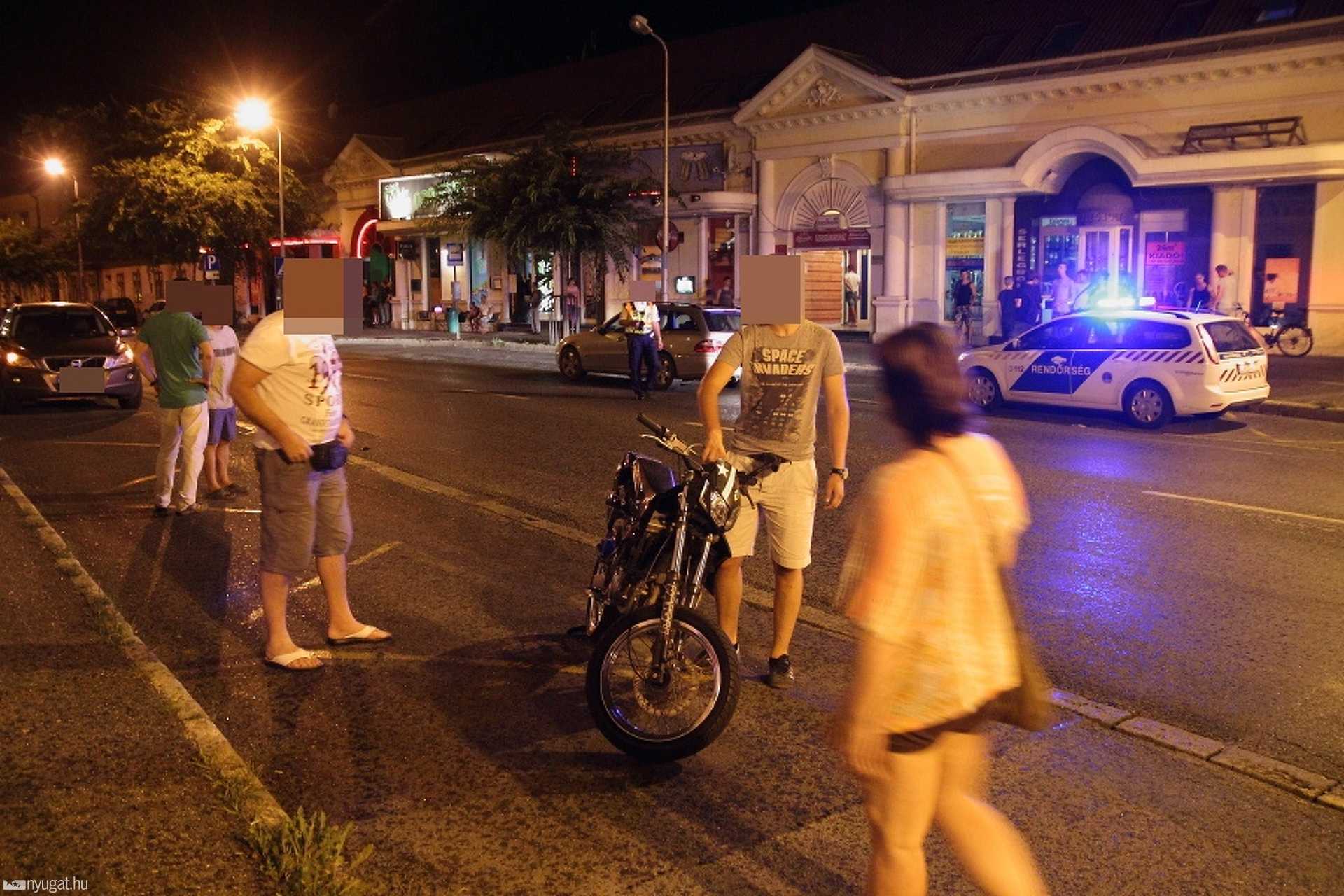 Motoros és személyautó ütközött Szombathelyen