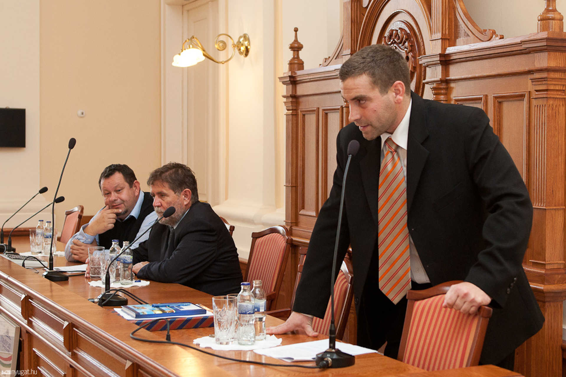 Megyeháza laptop sajtótájékoztató