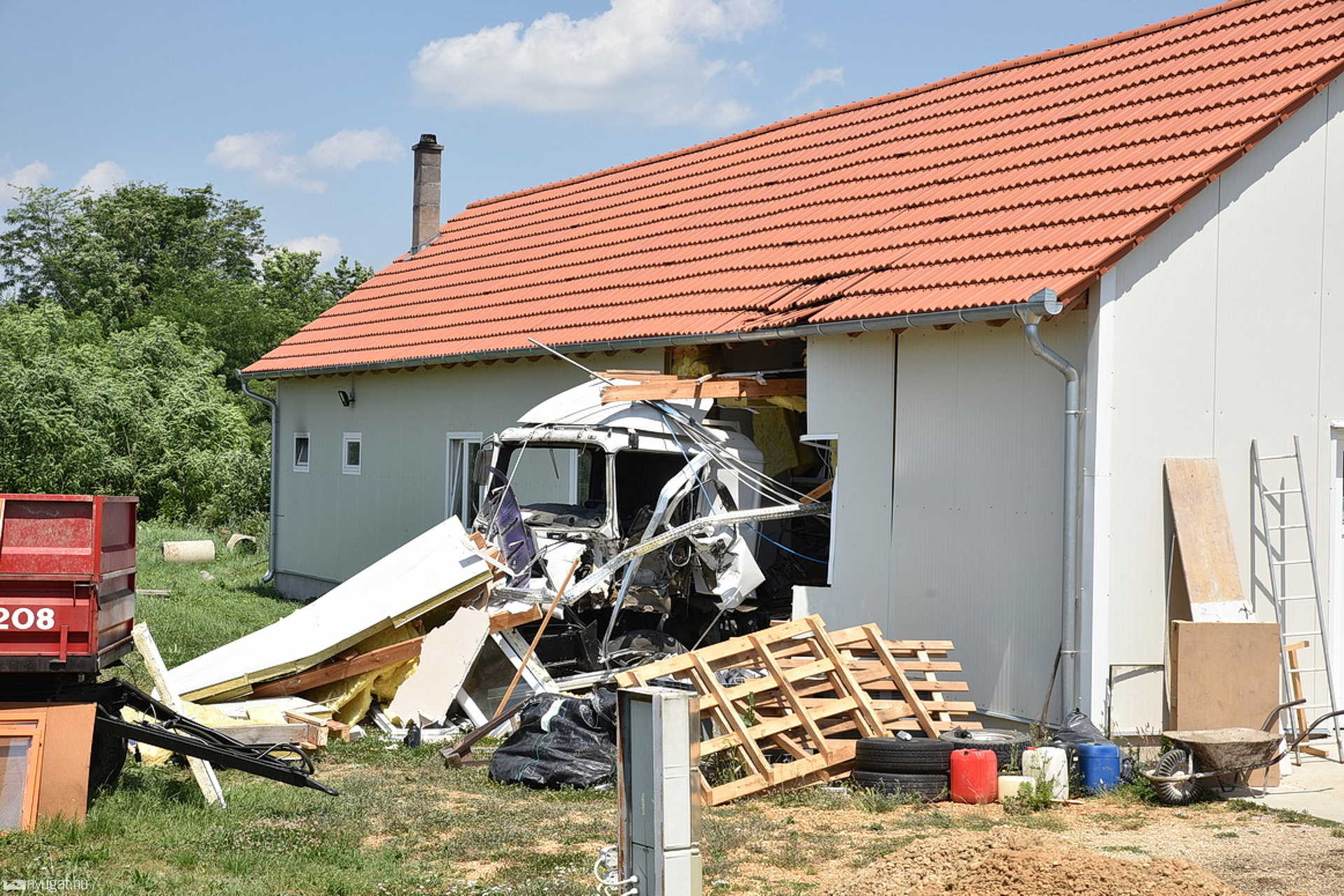 Házfalba csapódott a teherautó Pósfán