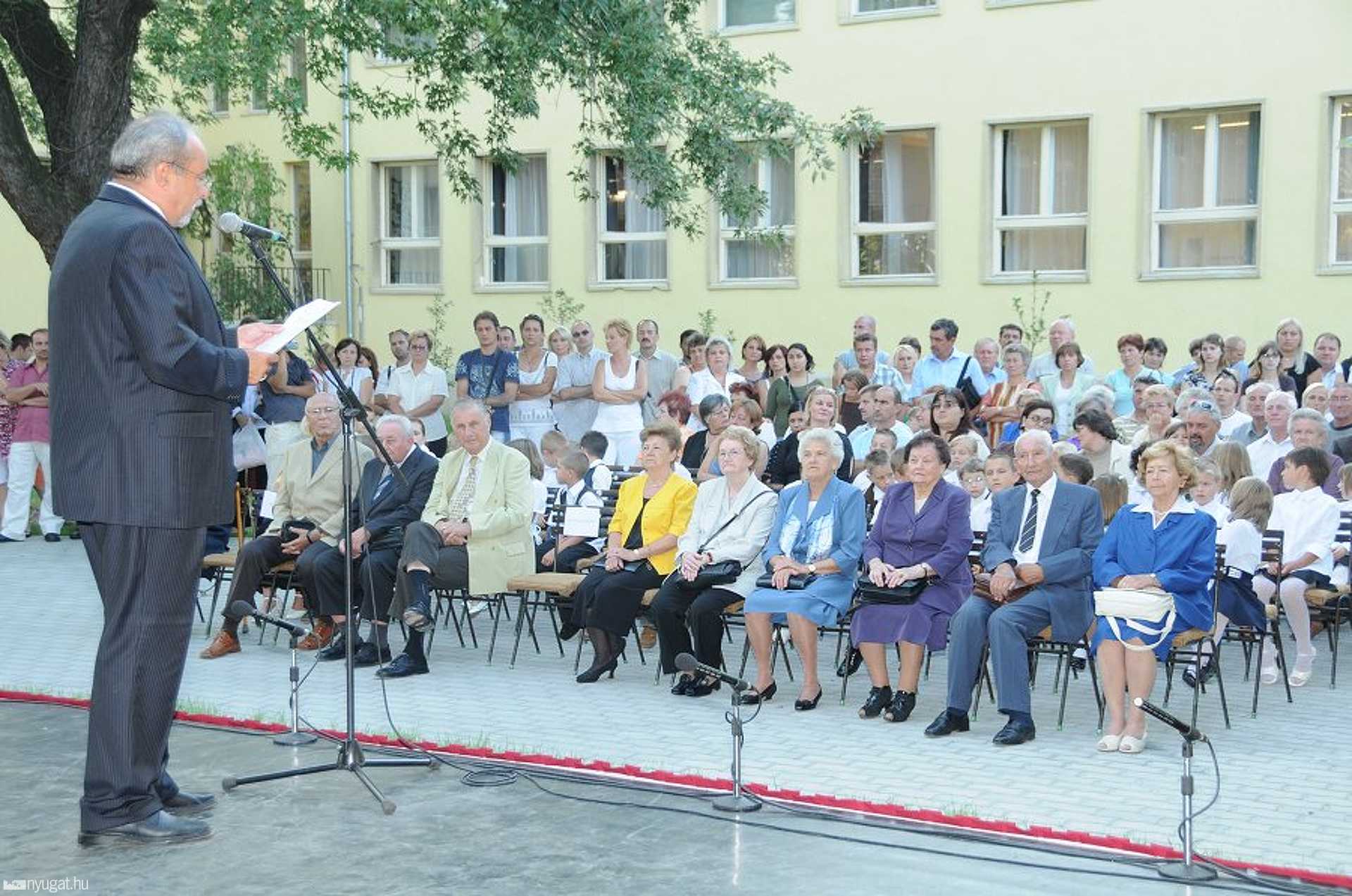 Városi tanévnyitó a Nyitra utcai ÁMK-ban - 2008.