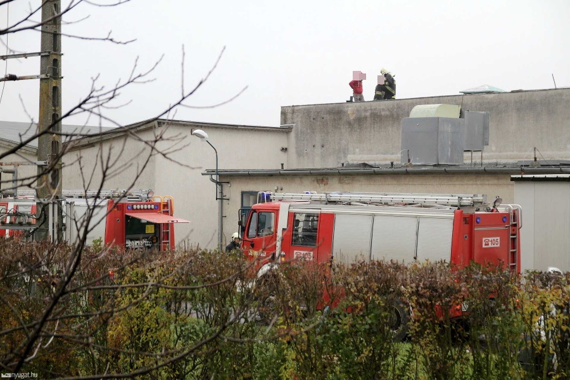 Tűz egy fonoda tetőszerkezetében Jákon