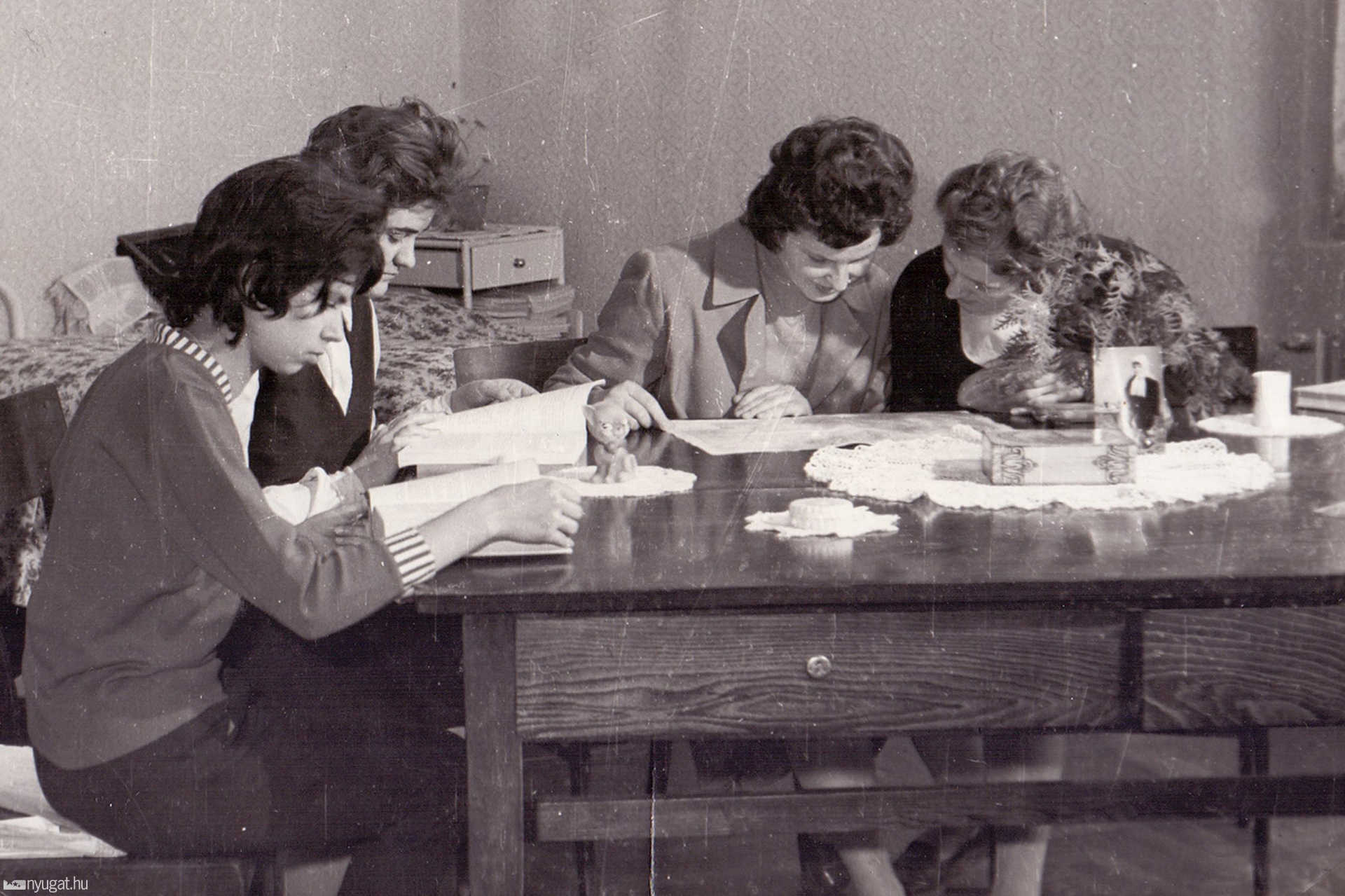 Hallgatók órára készülnek az egyik kollégiumi szobában
