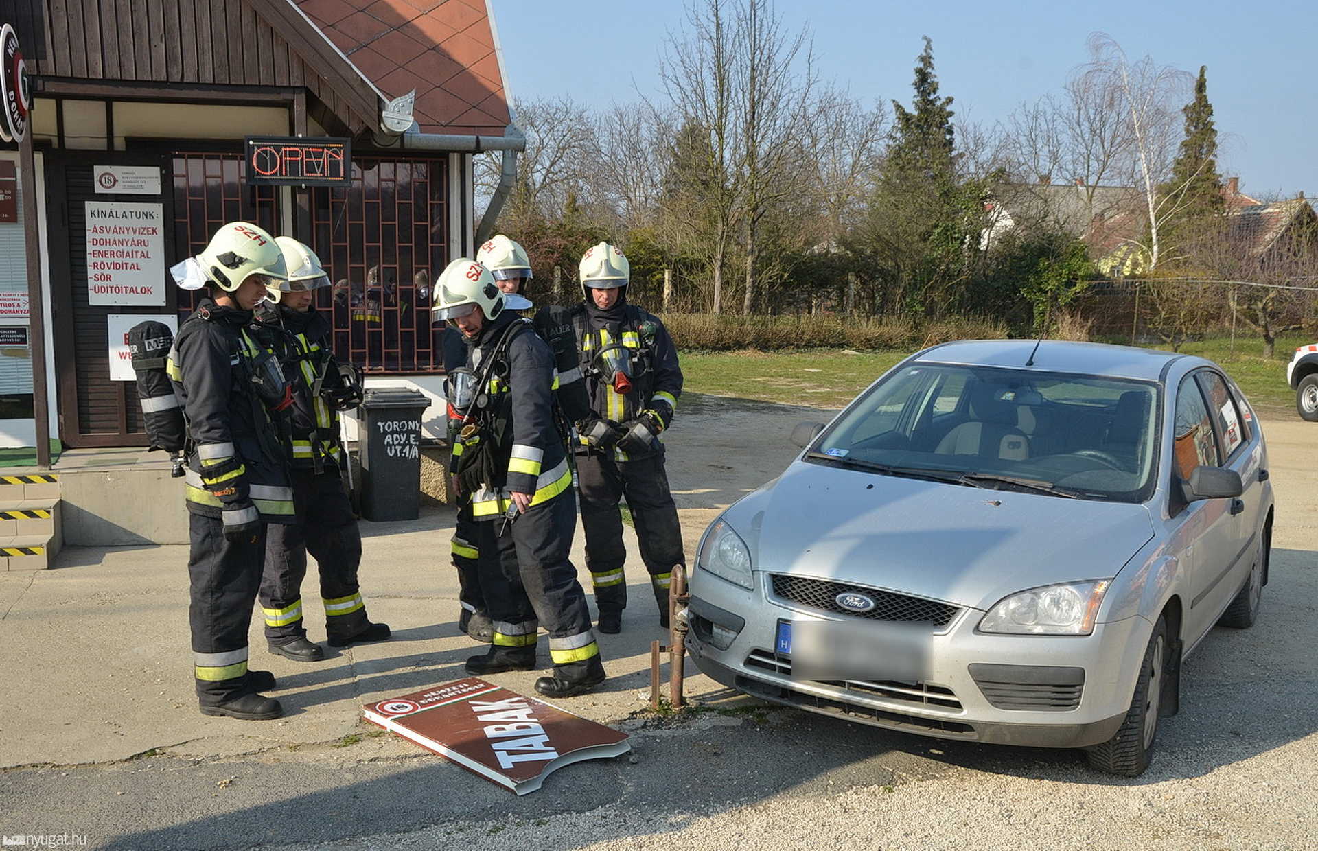 Gázcsonknak hajtott egy autó Toronyban