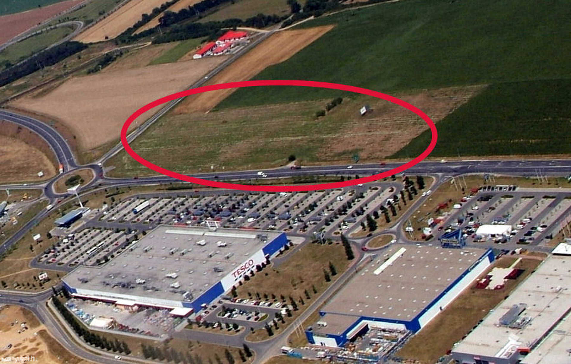 Tesco hipermarket és a beépítésre kerülő terület (légifotó)