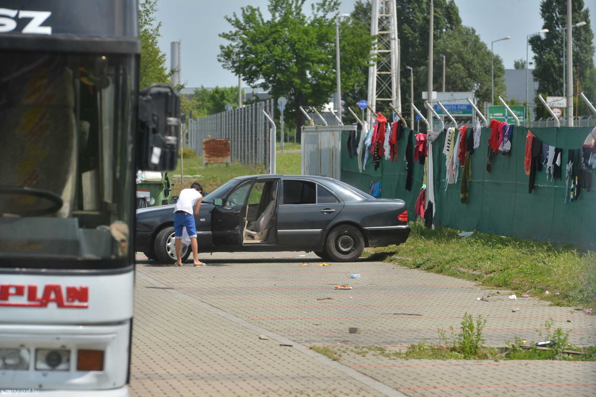 Illegális munkásszállás a Győri Ipari Park egyik elhagyott üzemcsarnokában