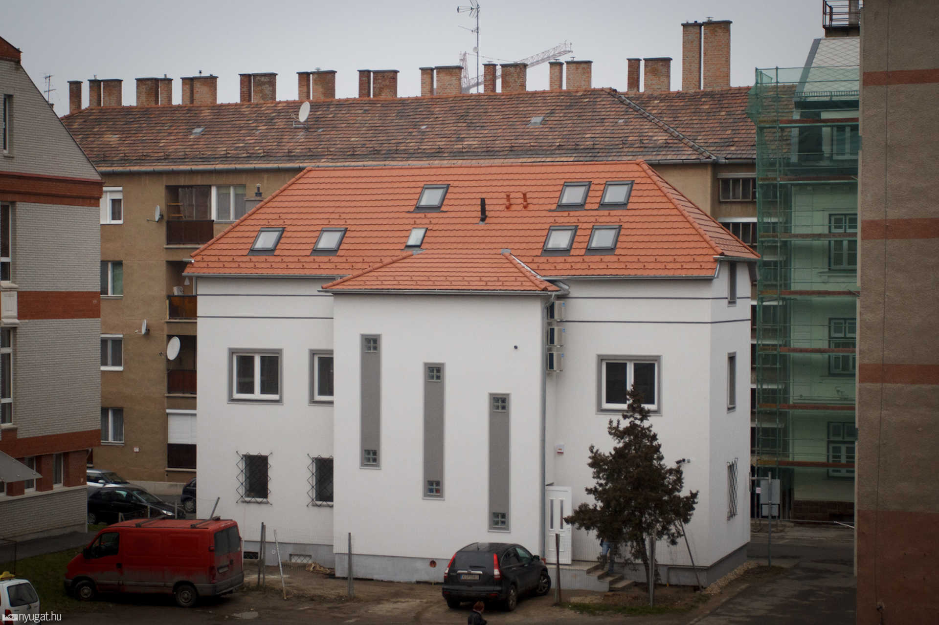 Felújítás után a Karinthy Frigyes utcában