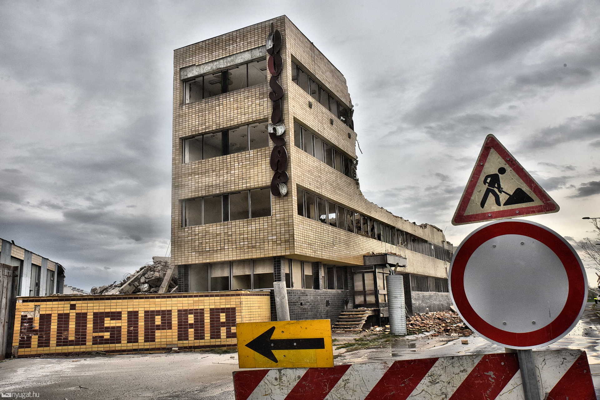 A Húsipar épületének bontása Szombathelyen